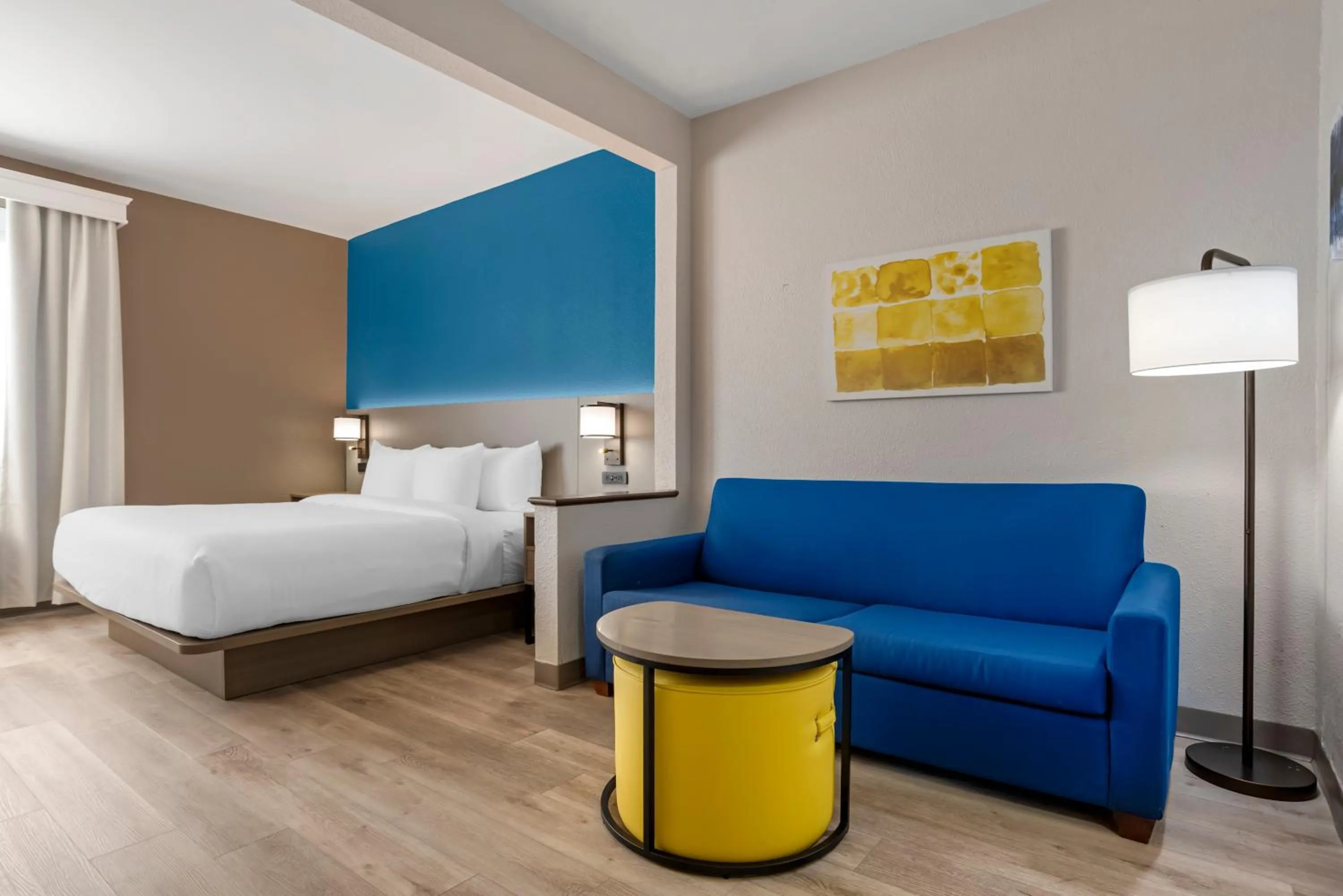 Living room, Bed in Comfort Suites Hattiesburg near University