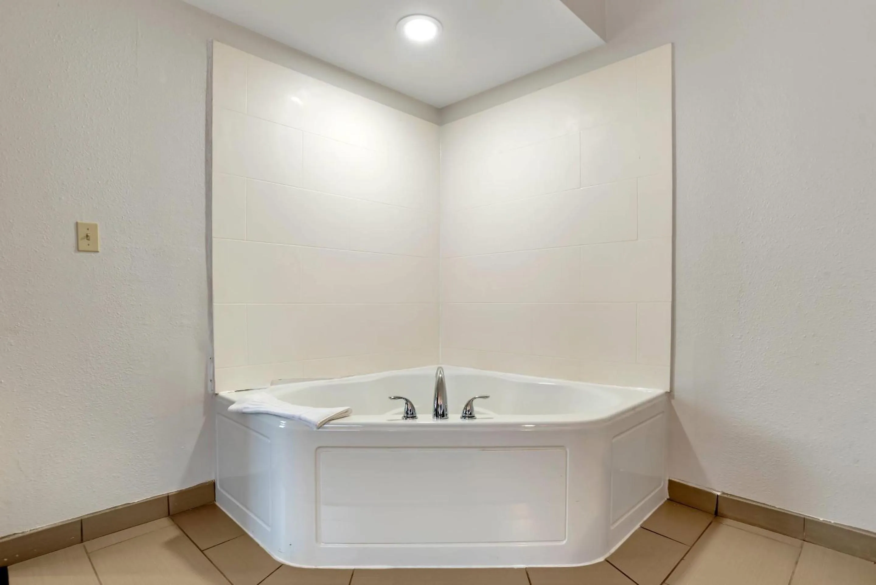 Bedroom in Comfort Suites Hattiesburg near University