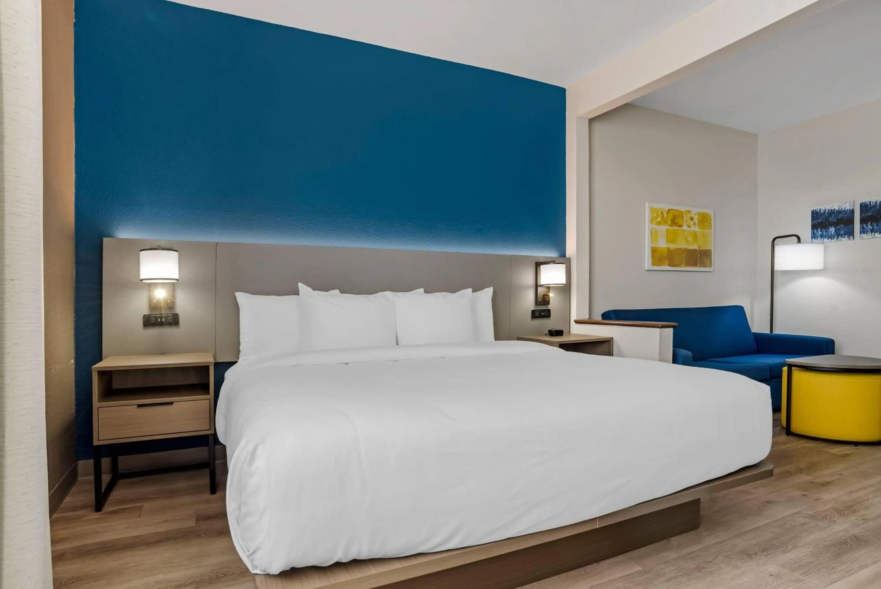 Bedroom, Bed in Comfort Suites Hattiesburg near University