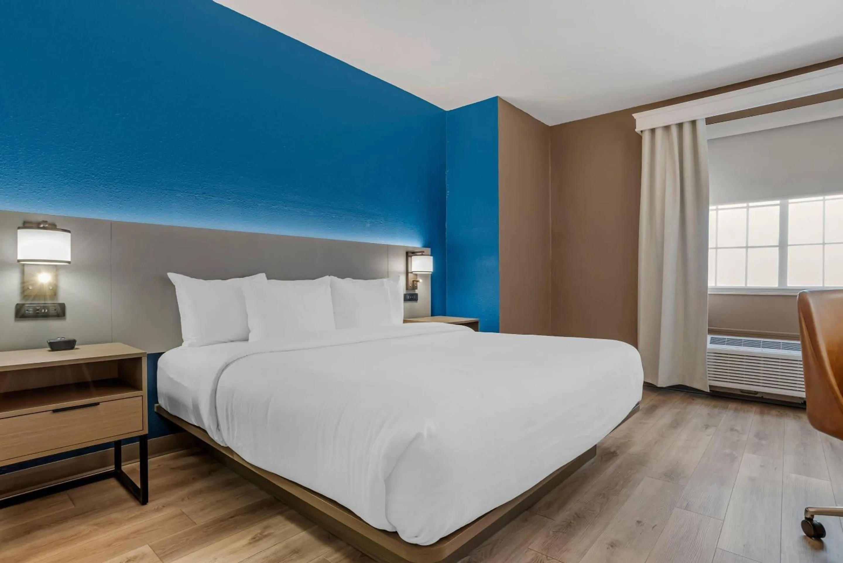 Bedroom, Bed in Comfort Suites Hattiesburg near University