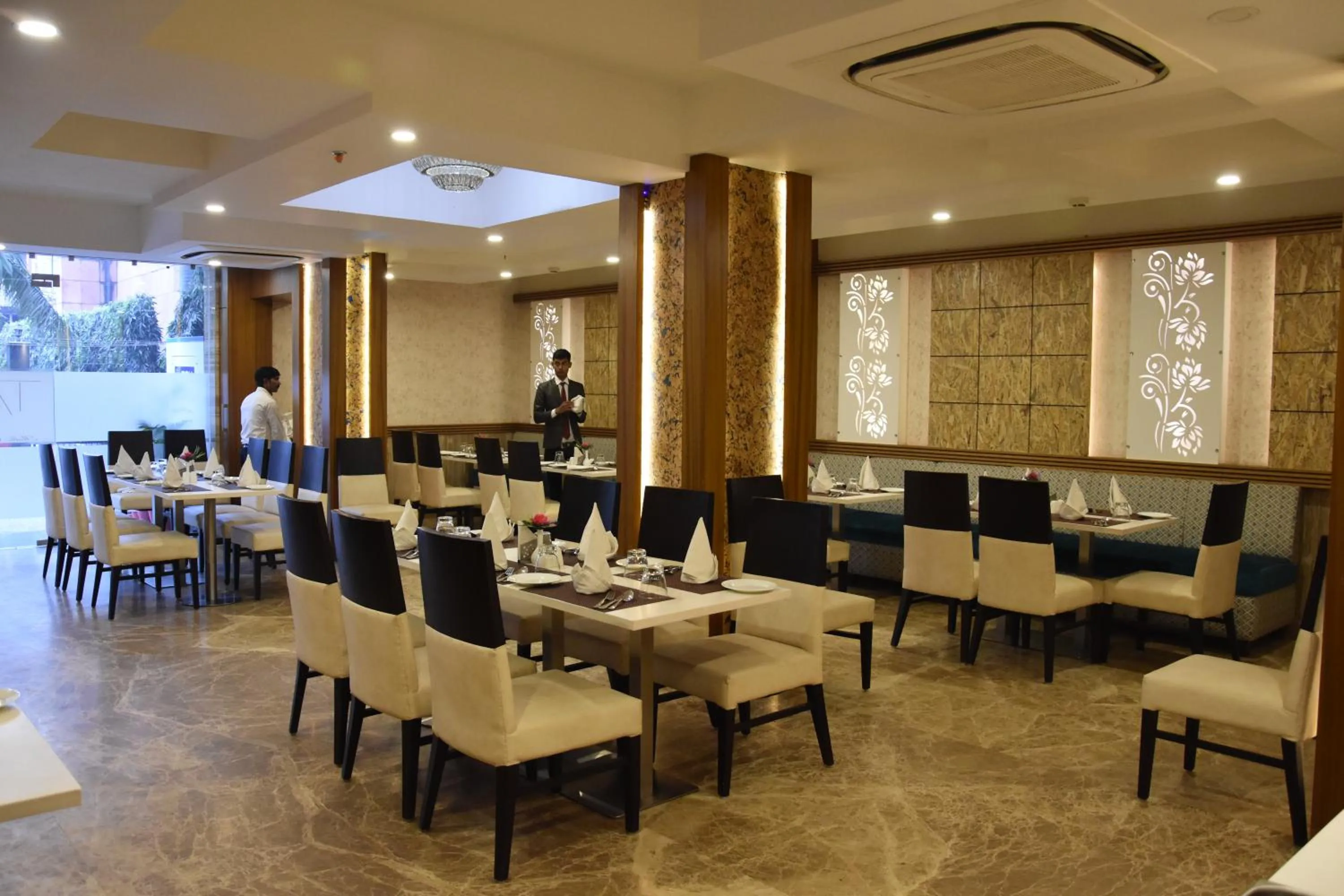 Restaurant/Places to Eat in Hotel Meadows