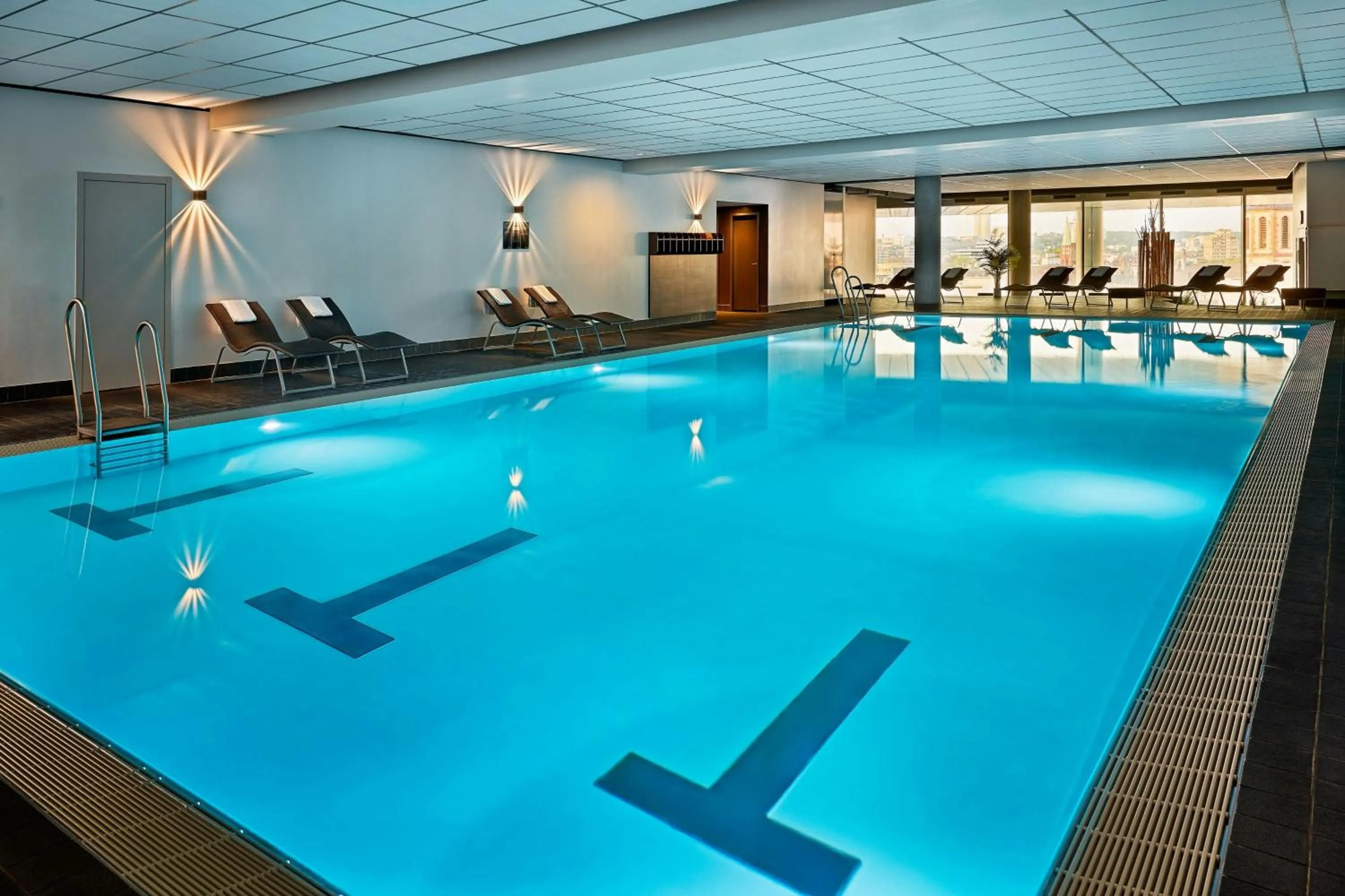 Swimming pool in JW Marriott Hotel Frankfurt