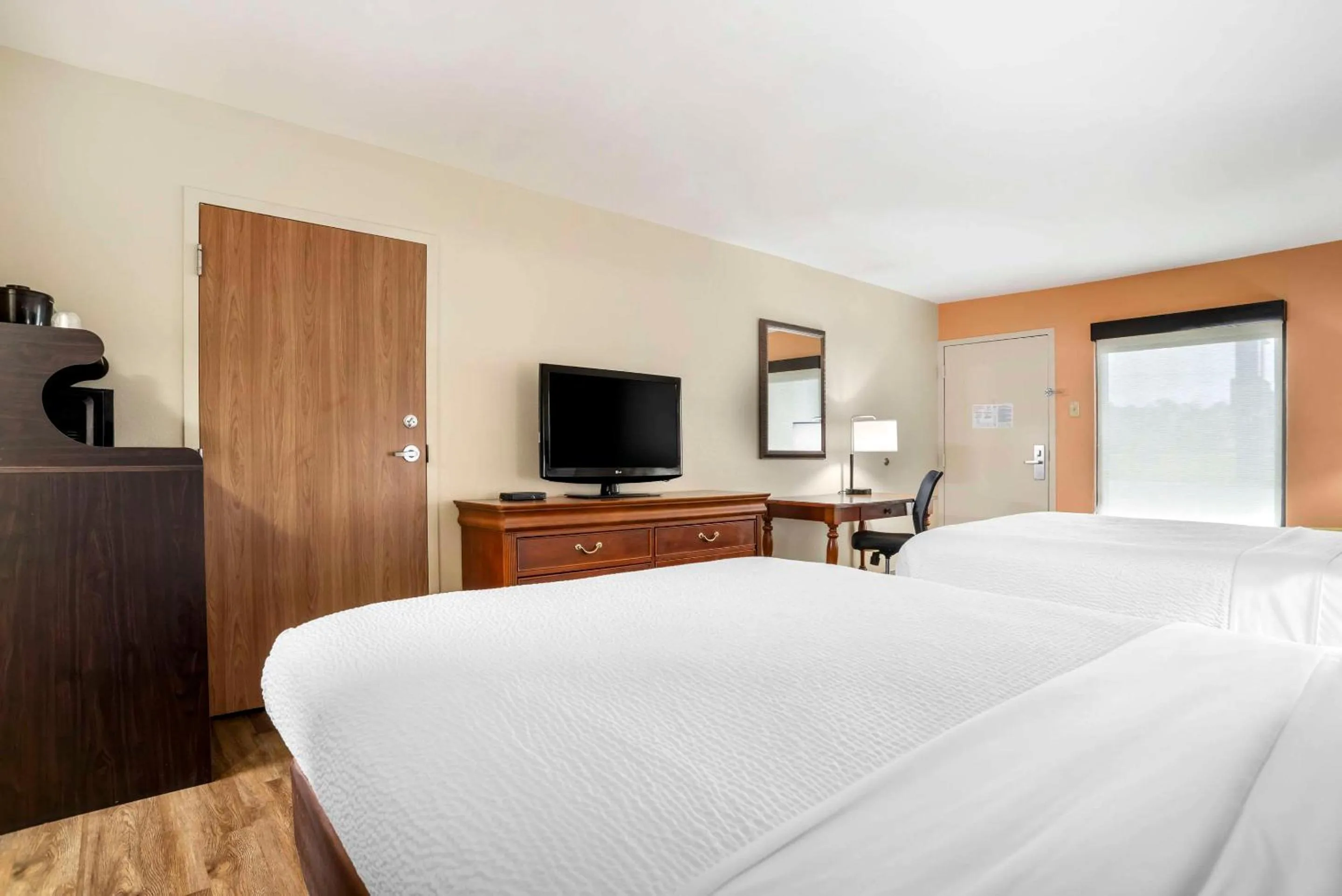 Bedroom, Bed in Econo Lodge Moss Point - Pascagoula