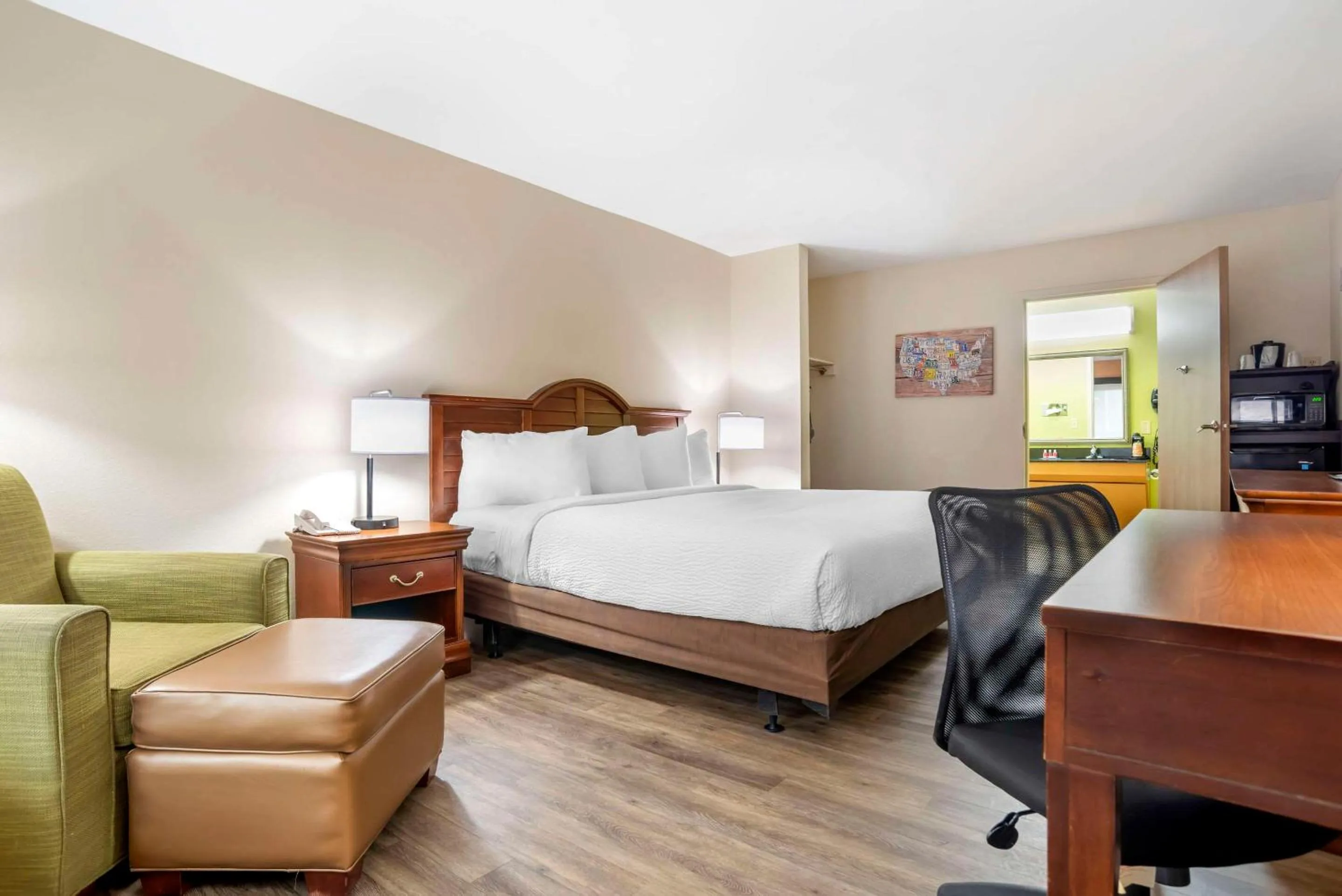 Bedroom, Bed in Econo Lodge Moss Point - Pascagoula