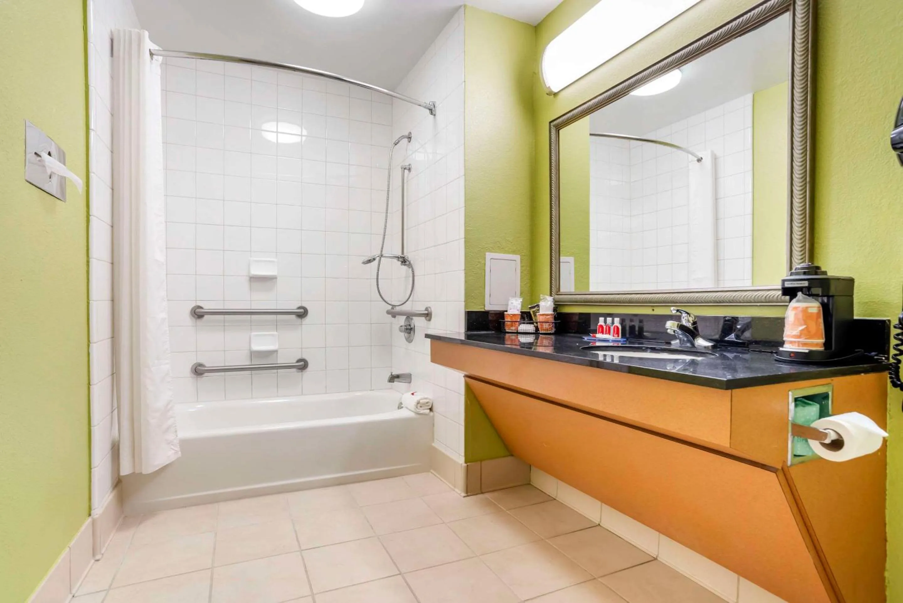 Bedroom in Econo Lodge Moss Point - Pascagoula