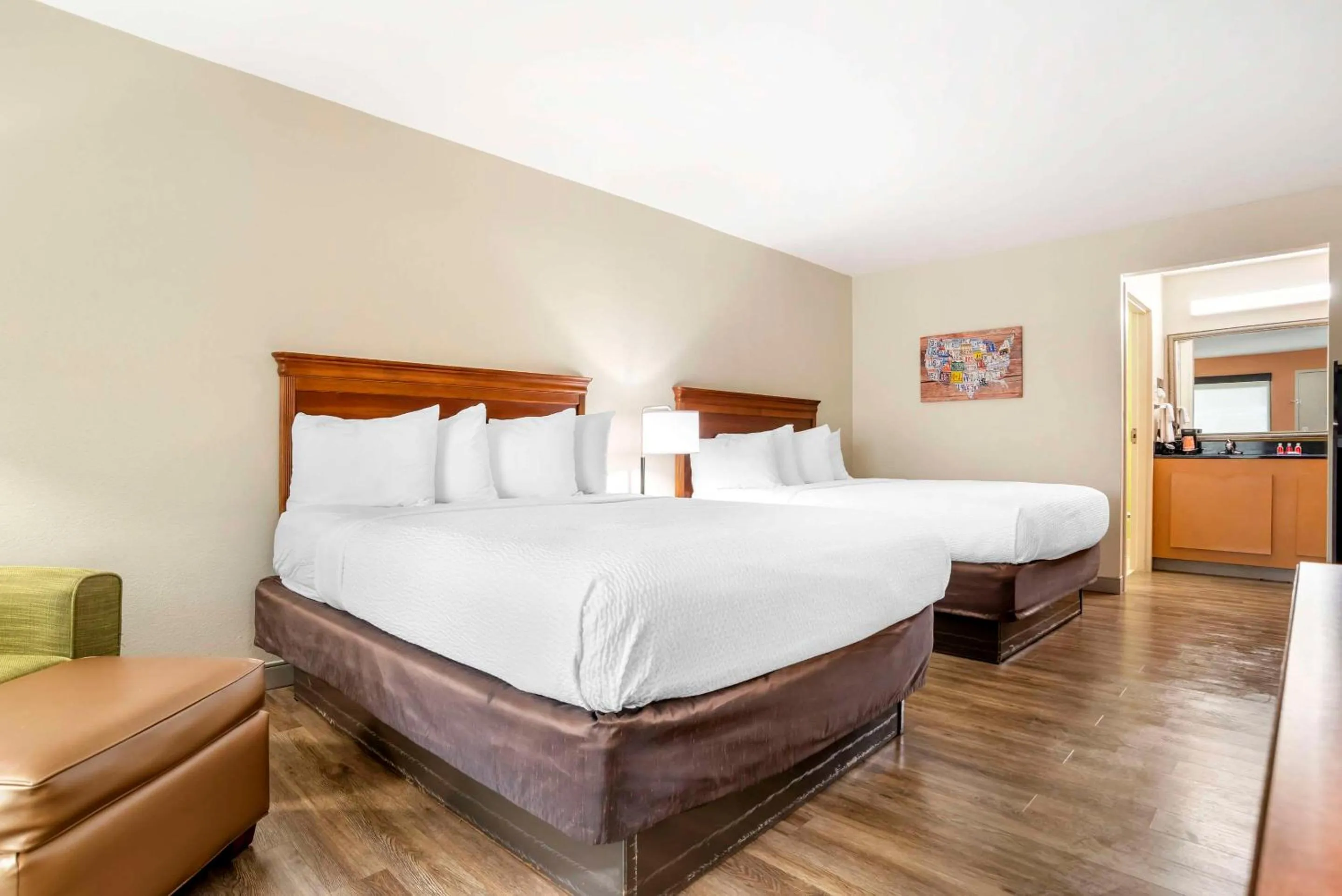 Bedroom, Bed in Econo Lodge Moss Point - Pascagoula