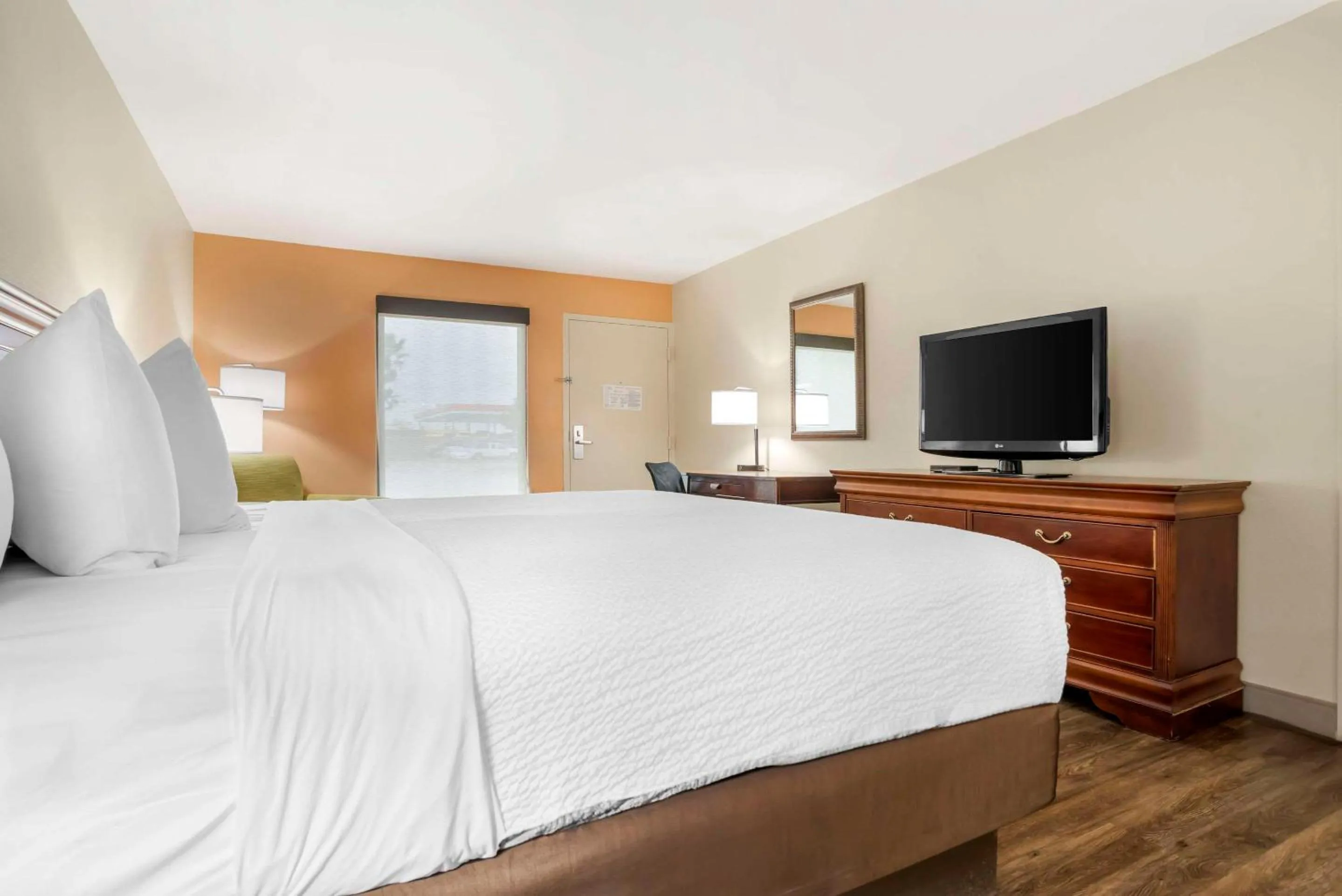 Bedroom, Bed in Econo Lodge Moss Point - Pascagoula