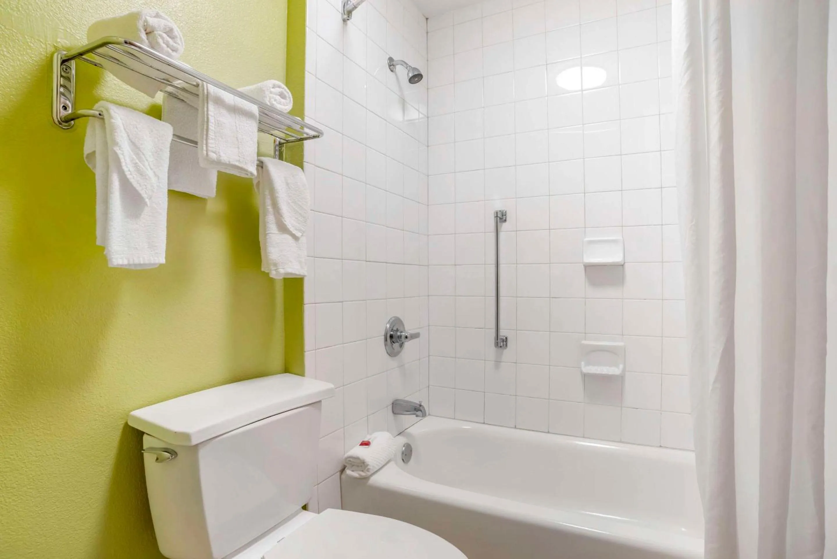 Bedroom in Econo Lodge Moss Point - Pascagoula