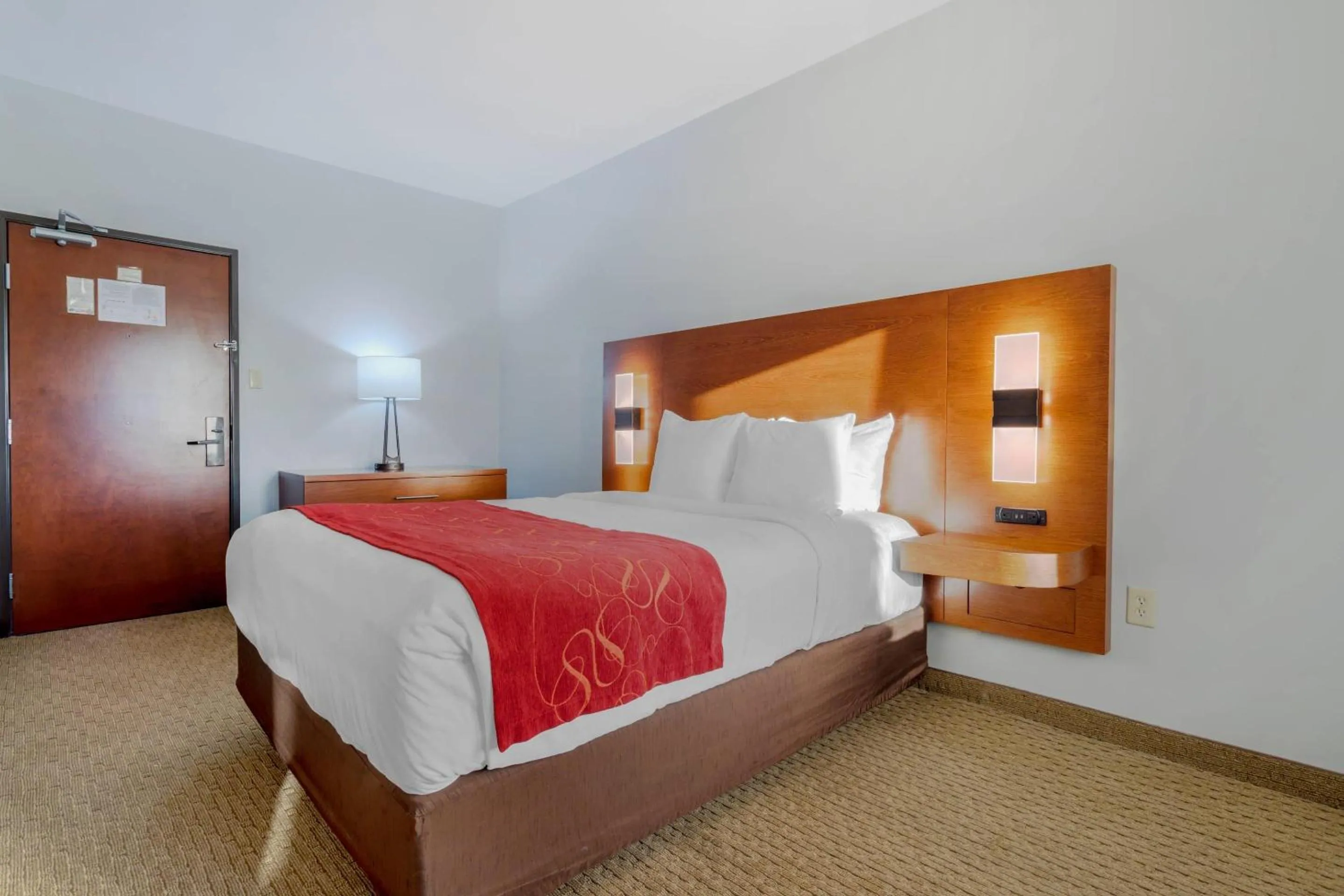 Bedroom, Bed in Comfort Suites La Porte - Baytown