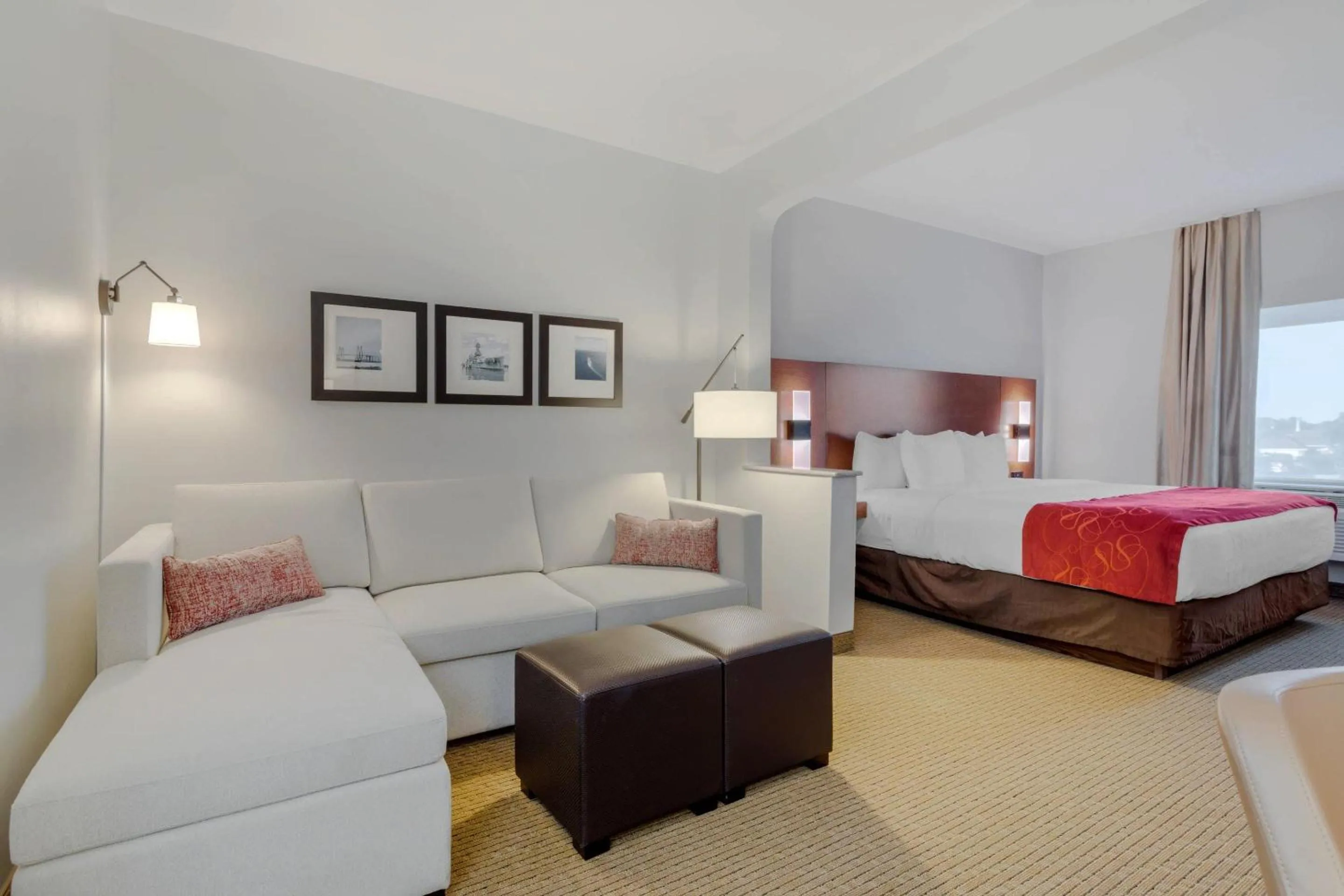 Bedroom, Bed in Comfort Suites La Porte - Baytown