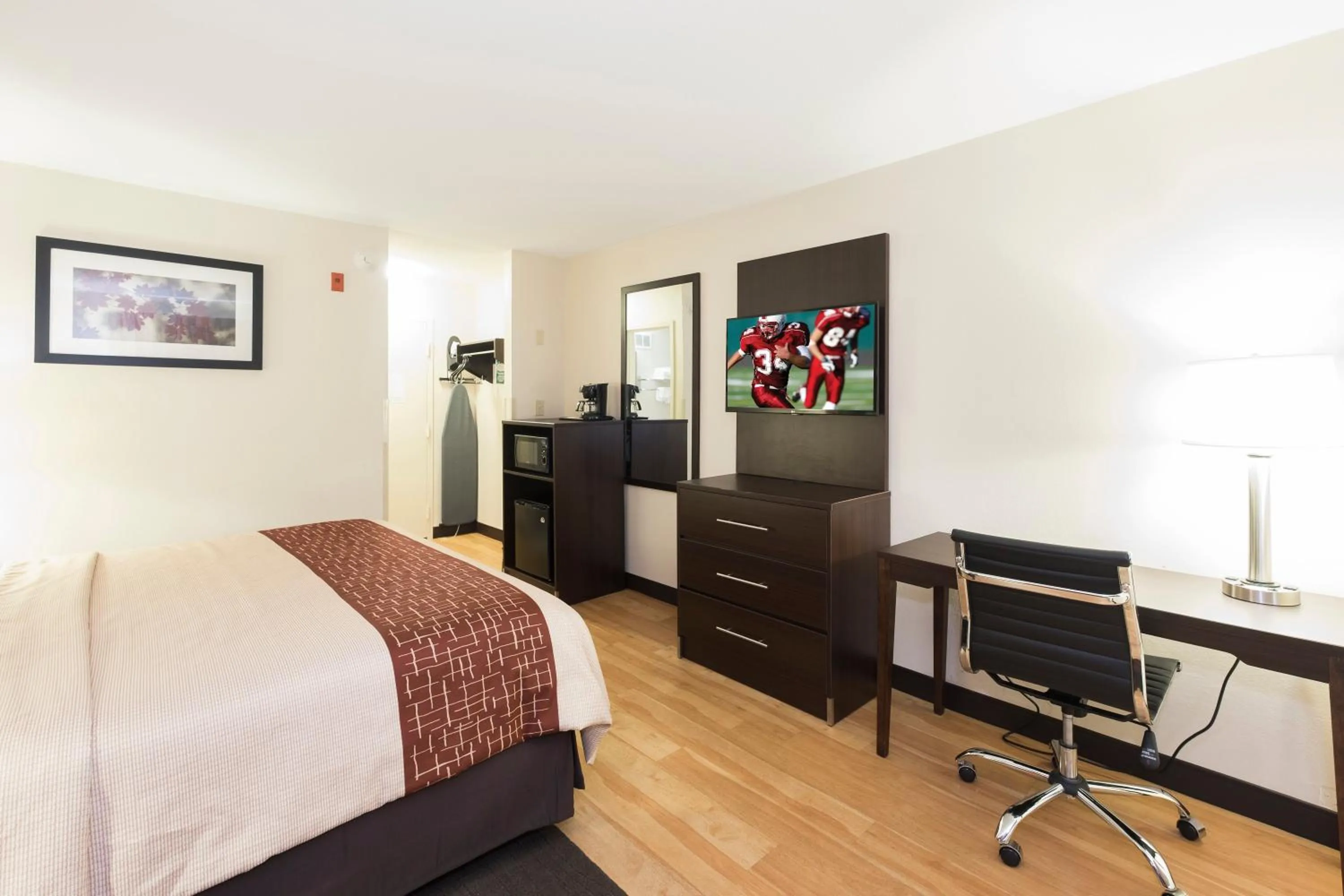 Bedroom, Bed in Red Roof Inn Columbus - Ohio State Fairgrounds