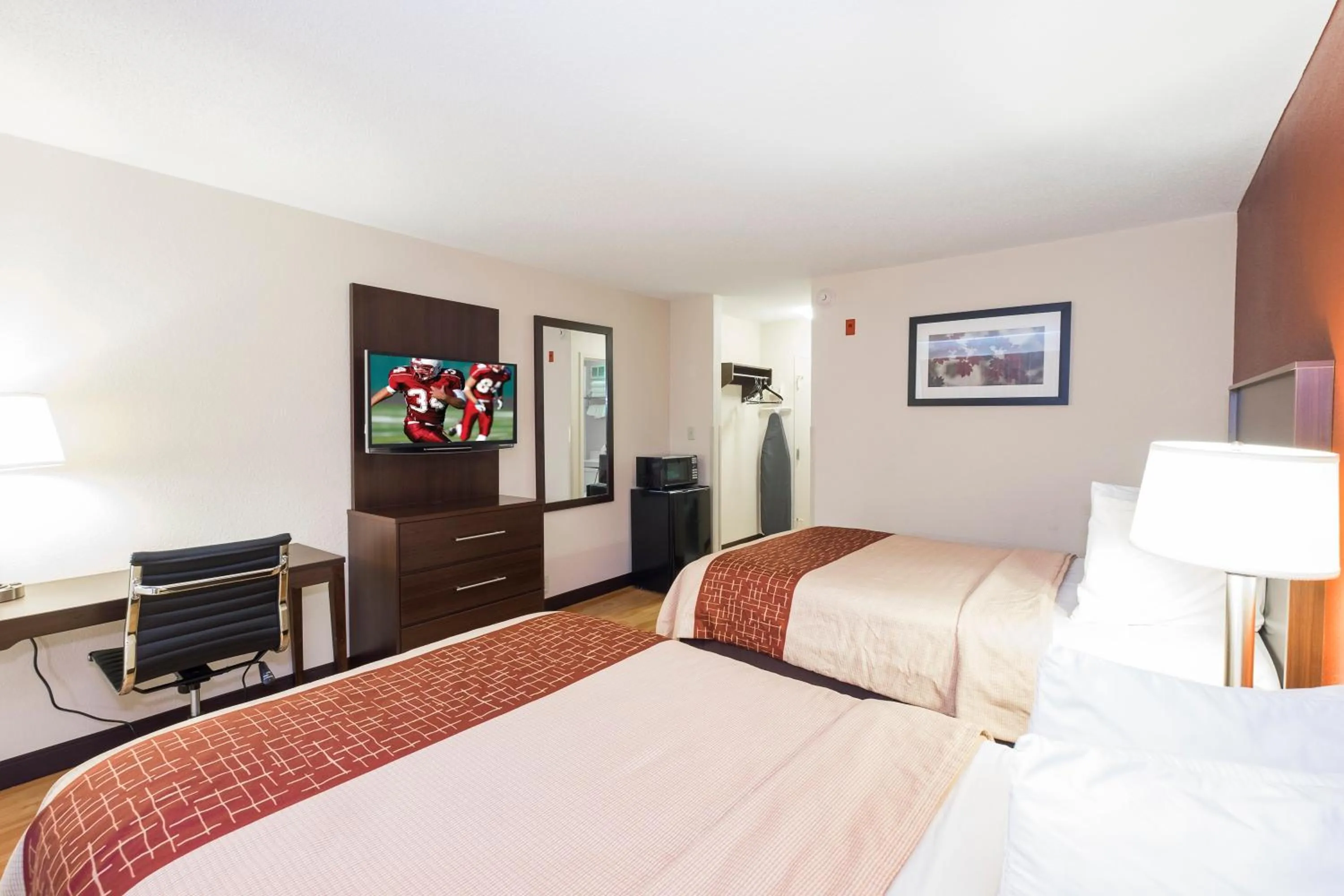 Photo of the whole room, Bed in Red Roof Inn Columbus - Ohio State Fairgrounds