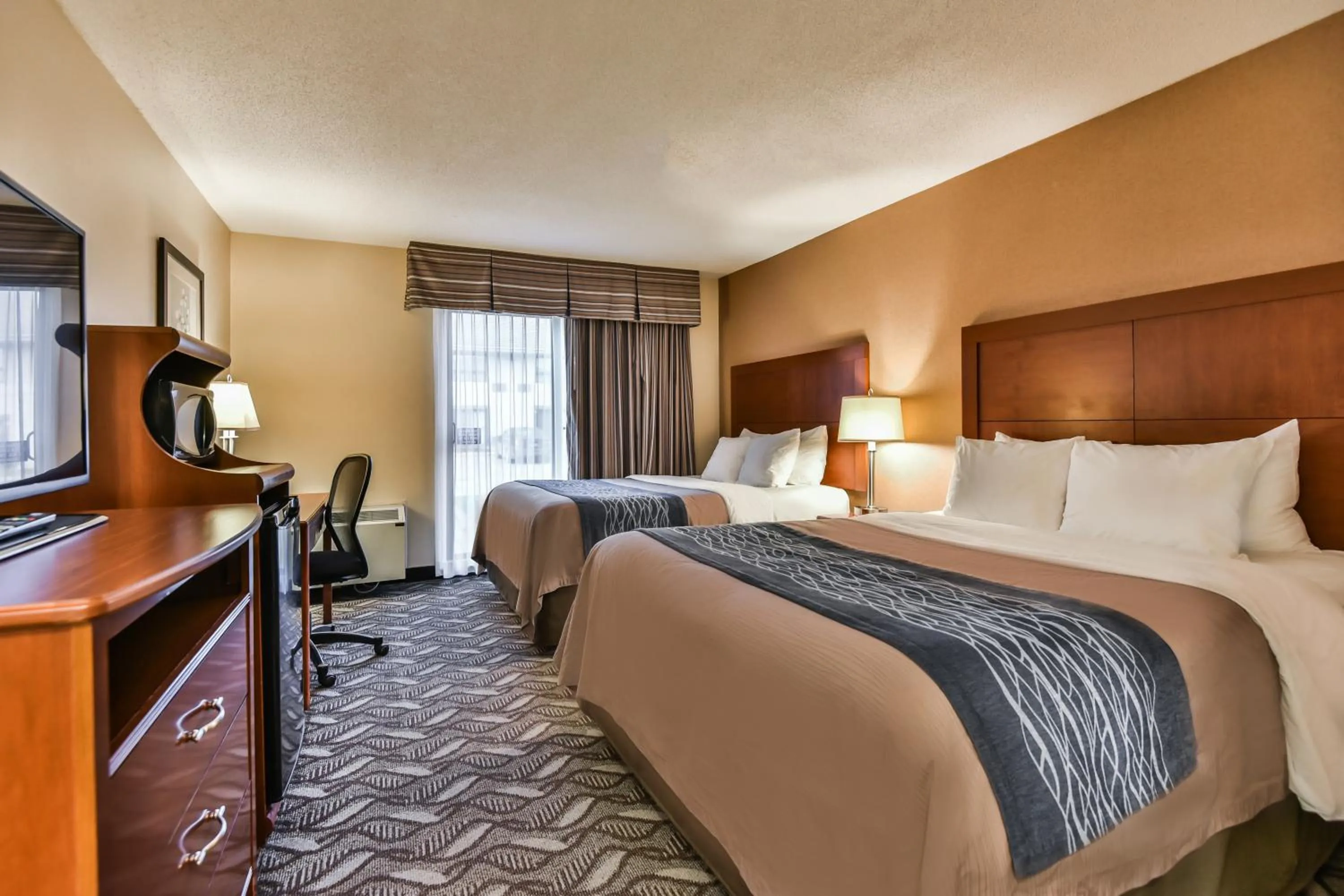 Bed in Comfort Inn & Suites Ambassador Bridge