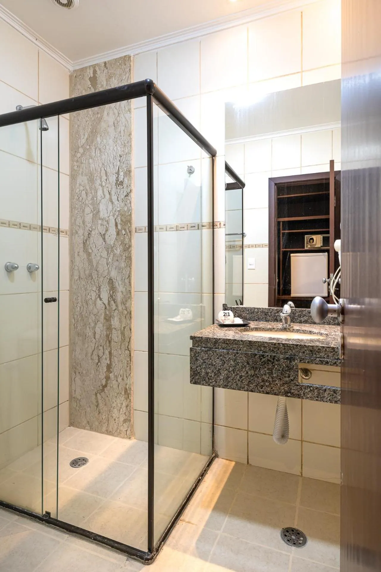 Shower in Hotel Ilhas da Grécia