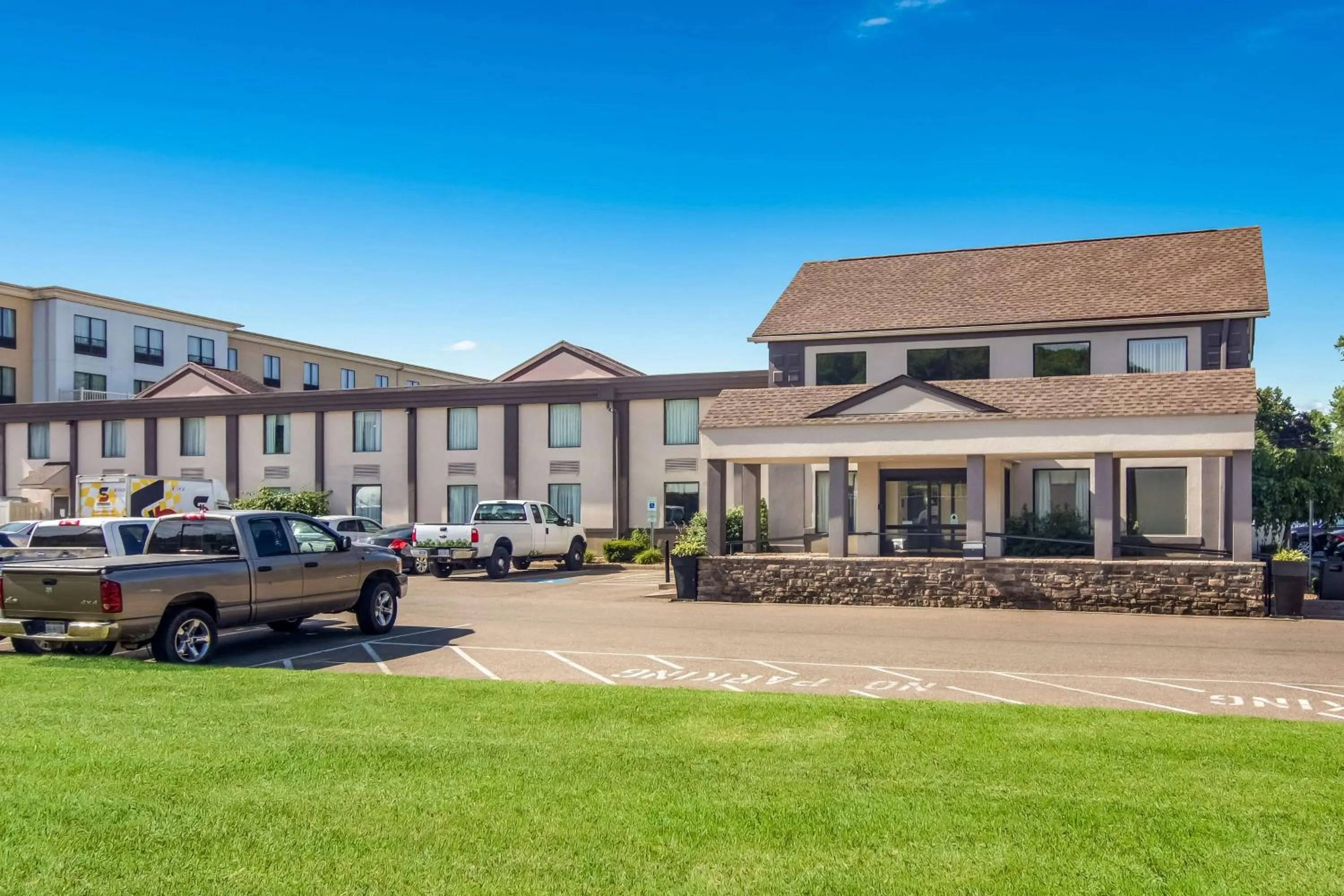 Property building in Best Western Dutch Valley Inn