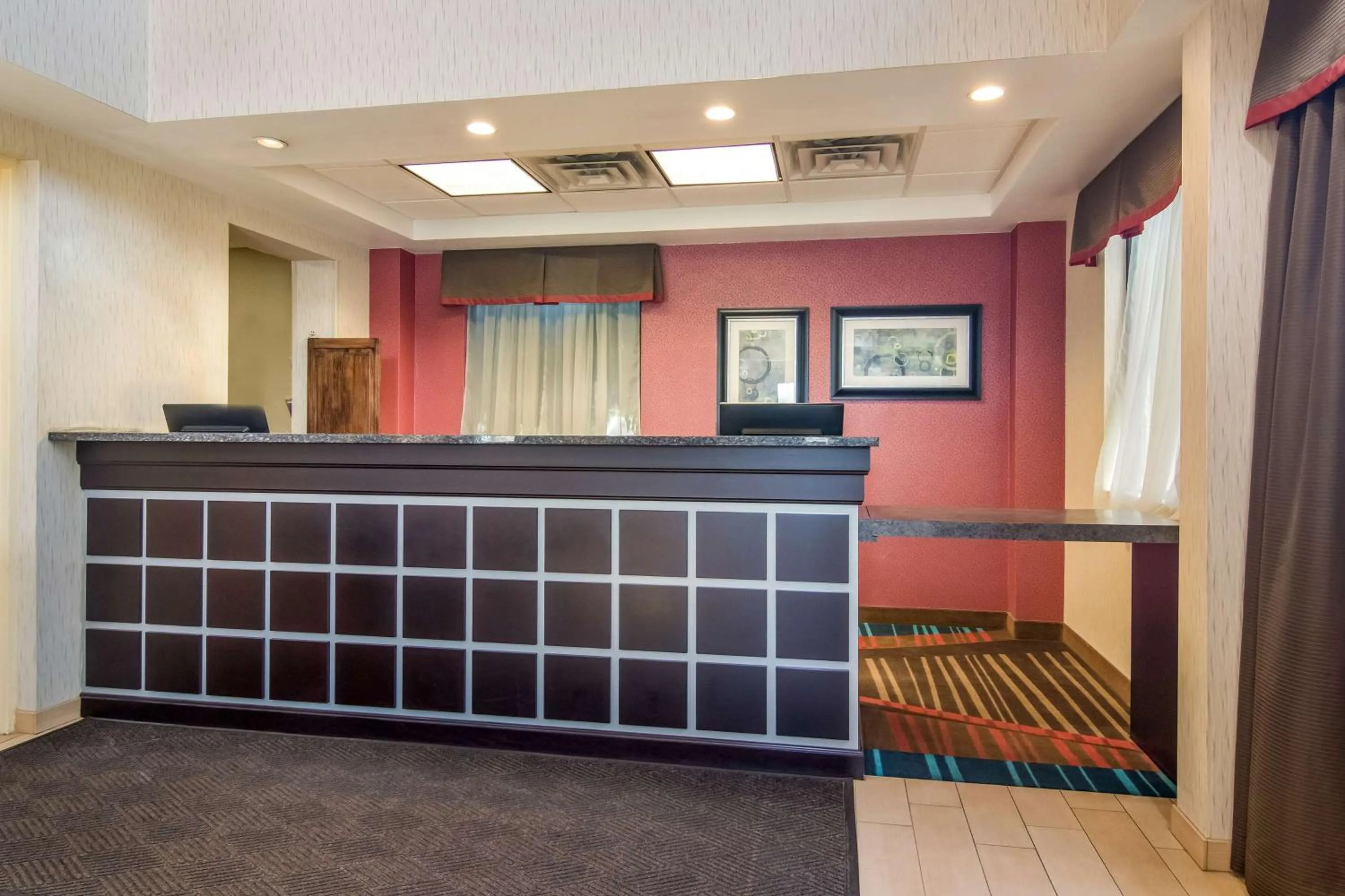 Lobby or reception in Best Western Dutch Valley Inn