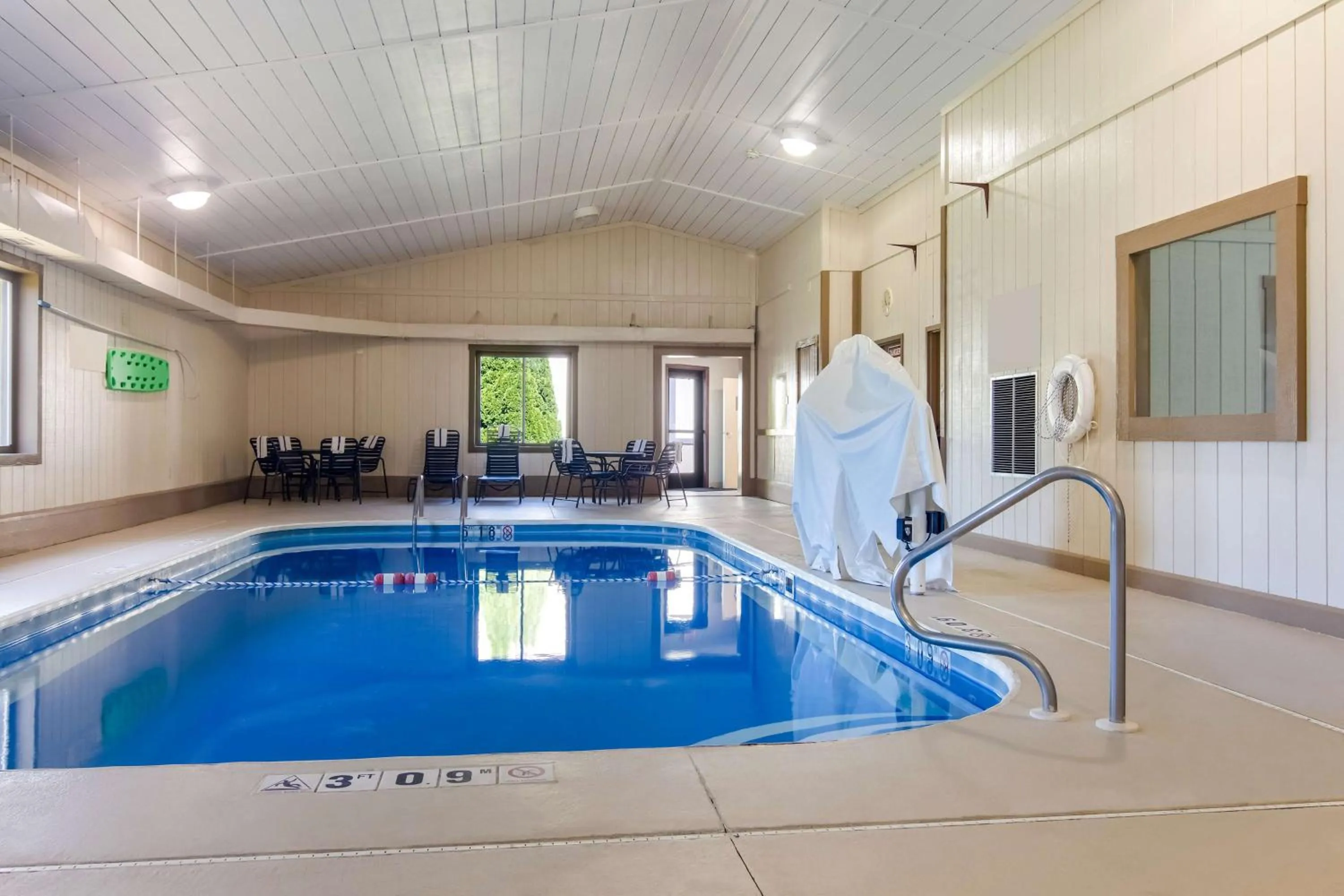 Pool view in Best Western Dutch Valley Inn