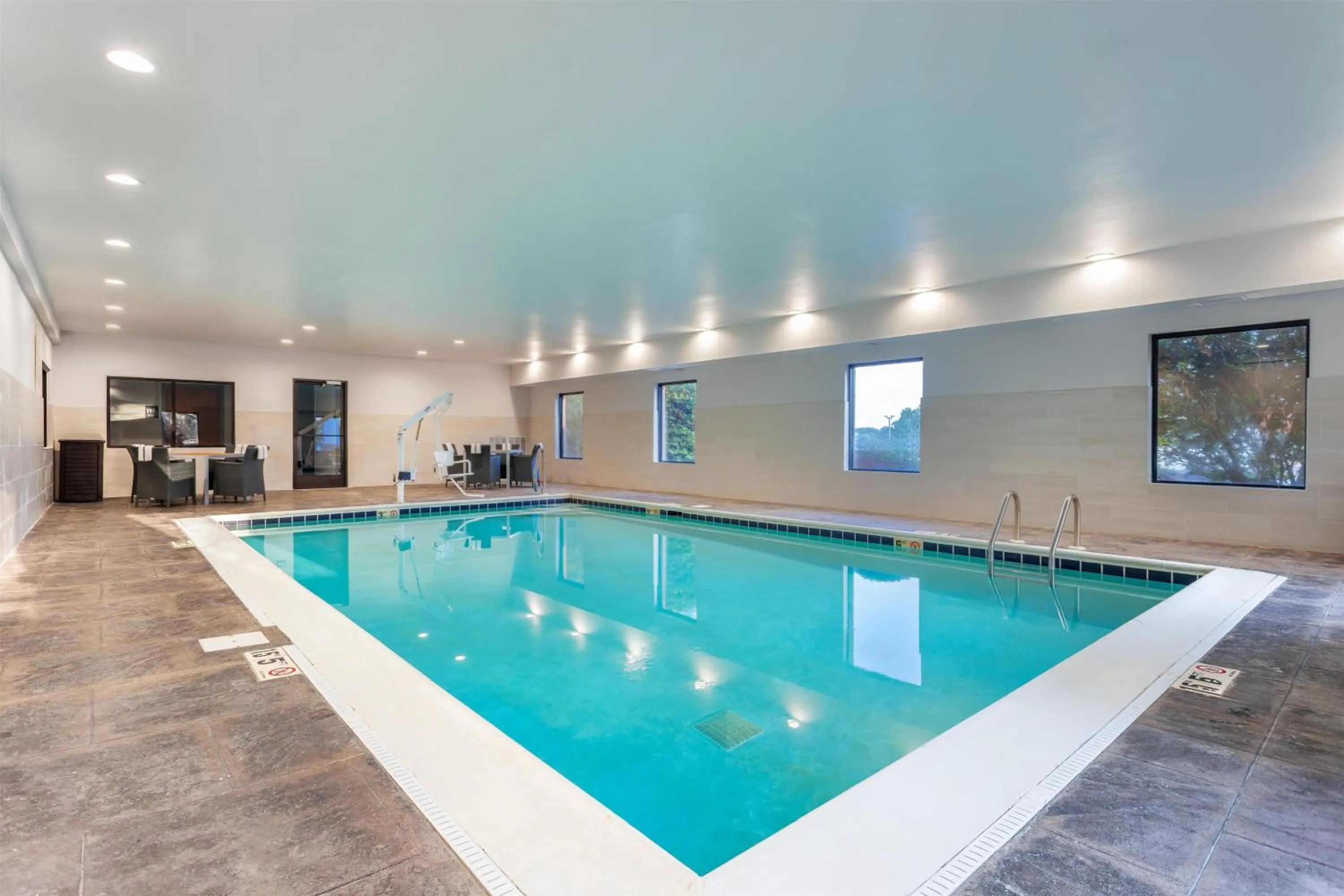 Pool view in Hampton Inn Akron-South