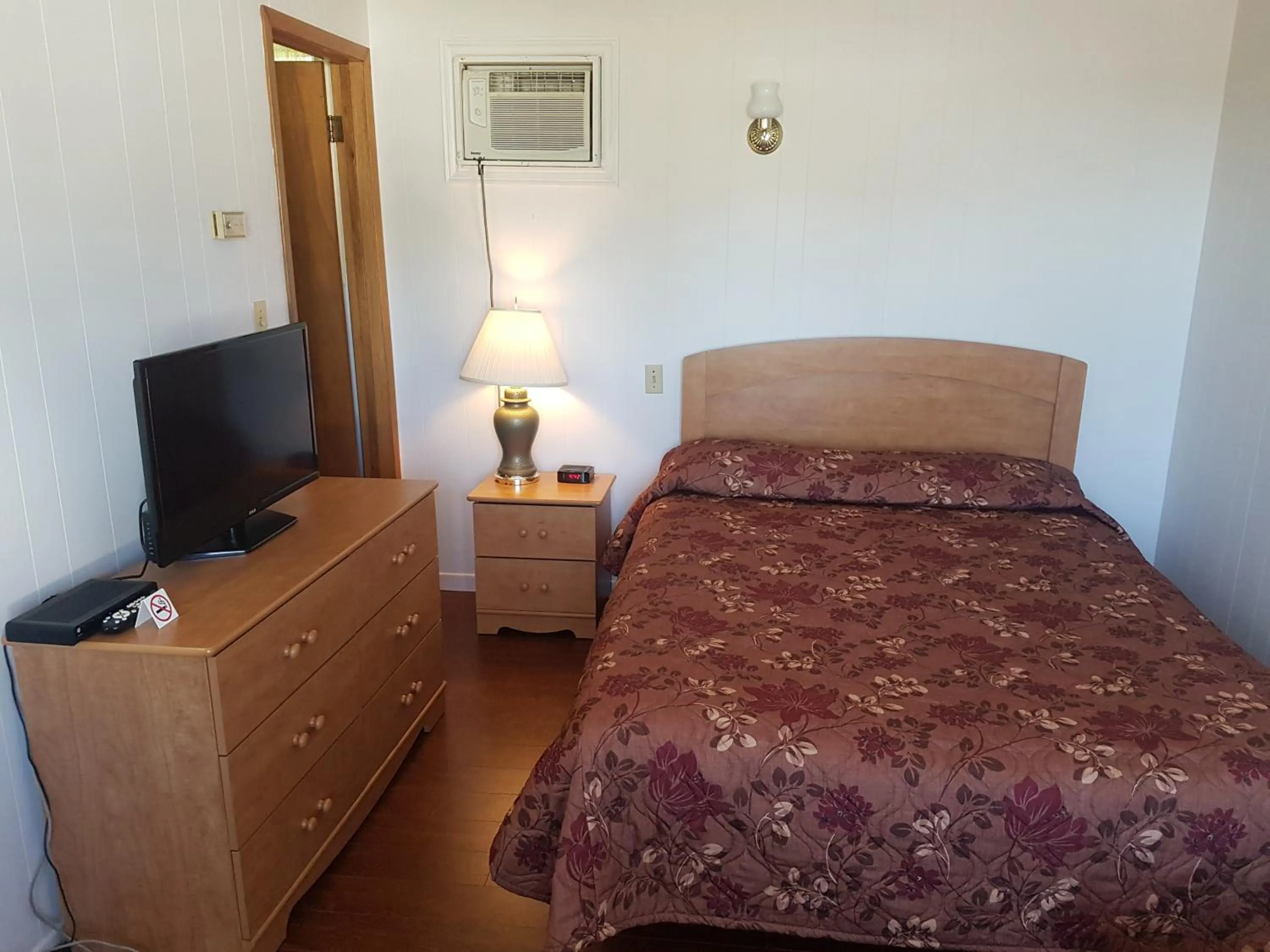 Bed in Sherwood Inn and Motel Charlottetown