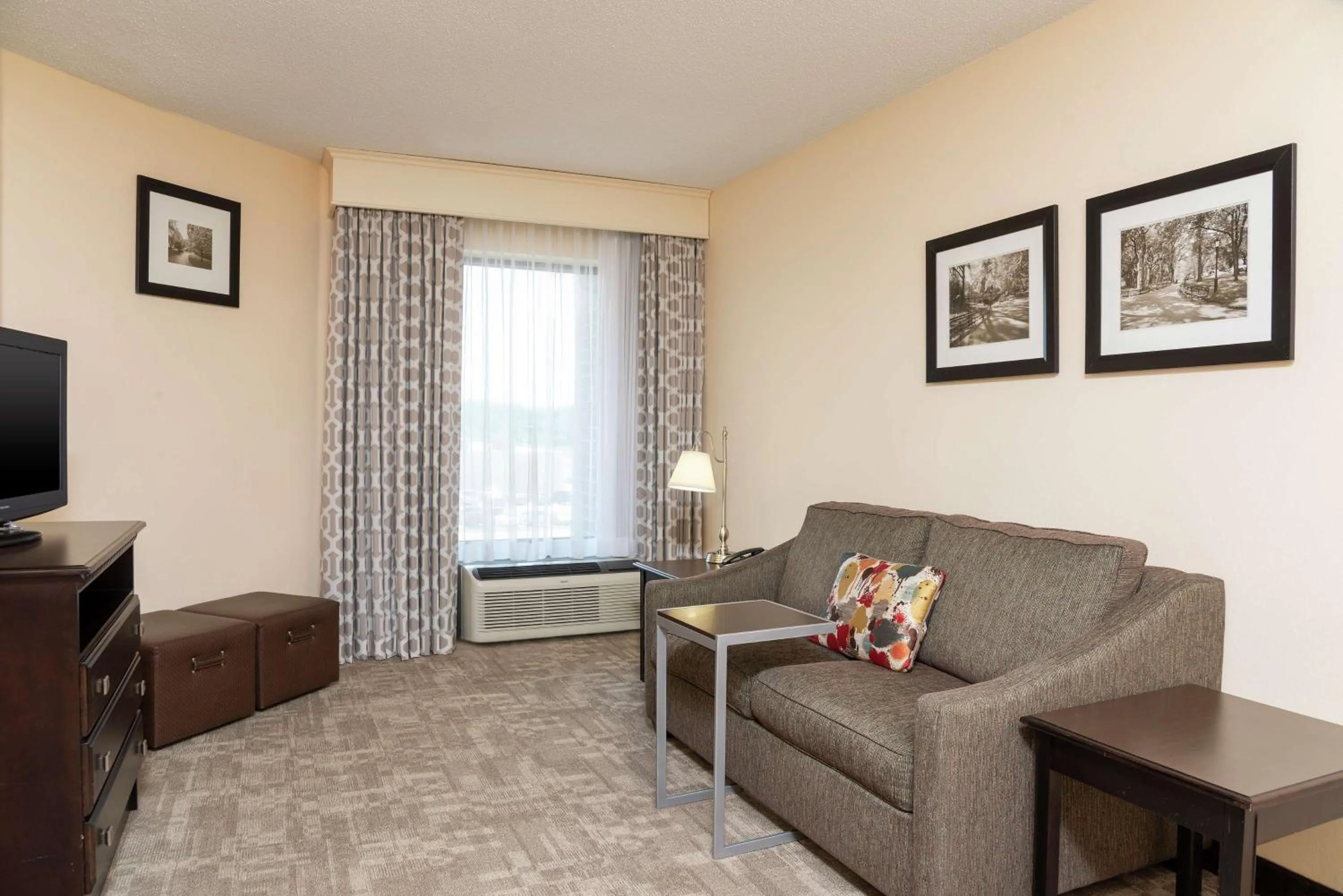 Living room in Hampton Inn & Suites Cleveland-Airport/Middleburg Heights