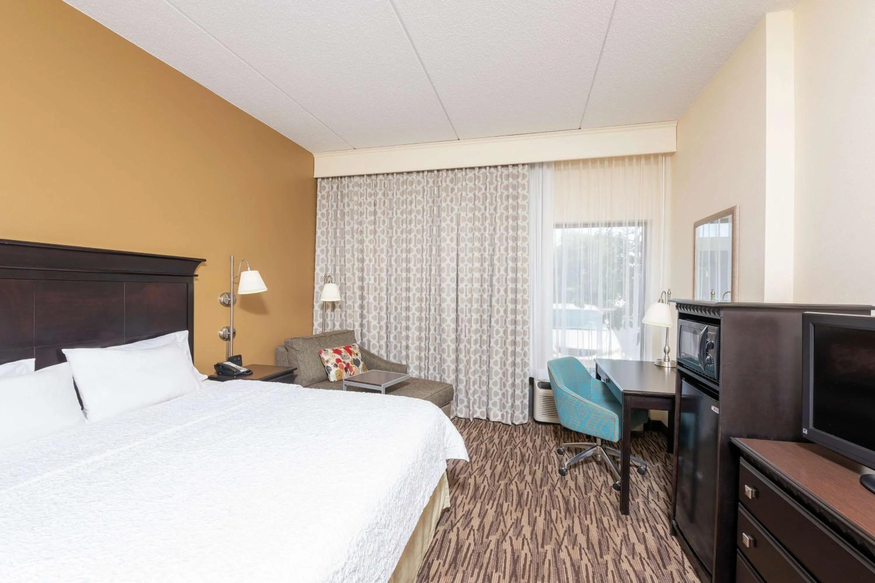 Bedroom, Bed in Hampton Inn & Suites Cleveland-Airport/Middleburg Heights