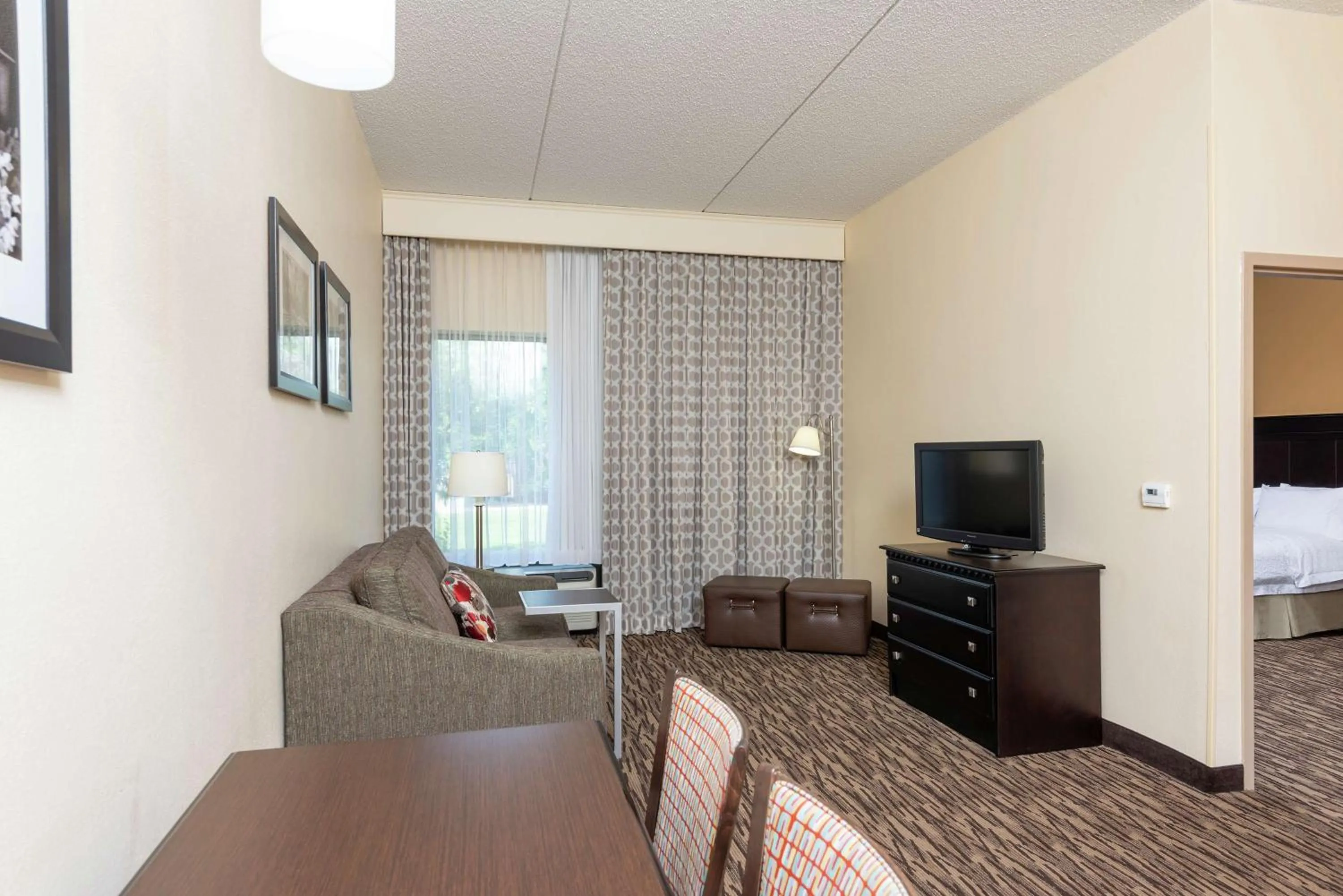 Living room, Bed in Hampton Inn & Suites Cleveland-Airport/Middleburg Heights