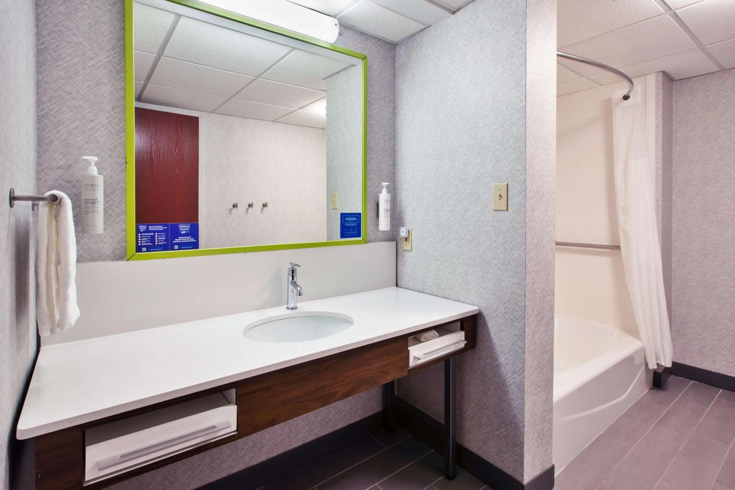 Bathroom in Hampton Inn & Suites Cleveland-Airport/Middleburg Heights