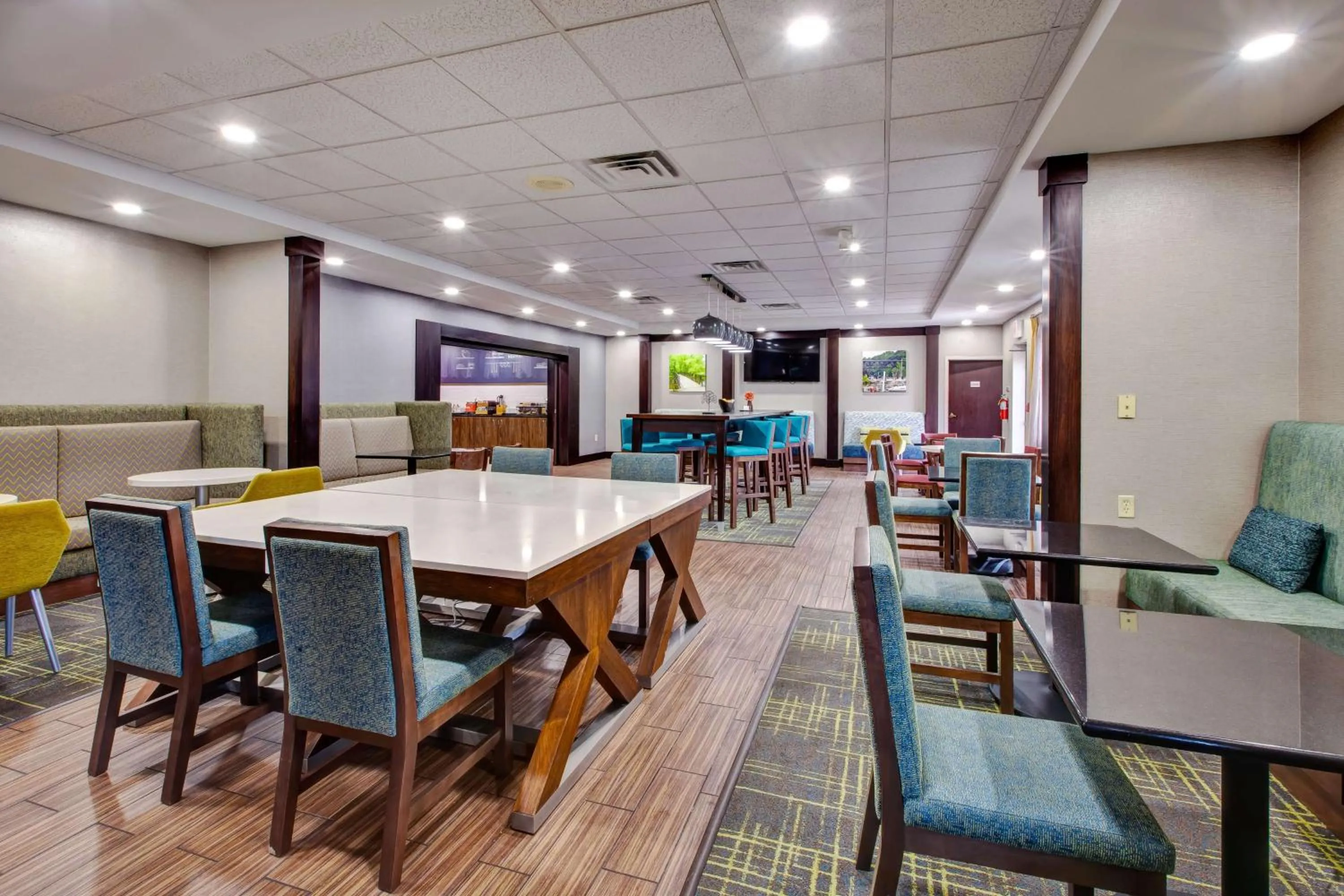Breakfast in Hampton Inn & Suites Cleveland-Airport/Middleburg Heights