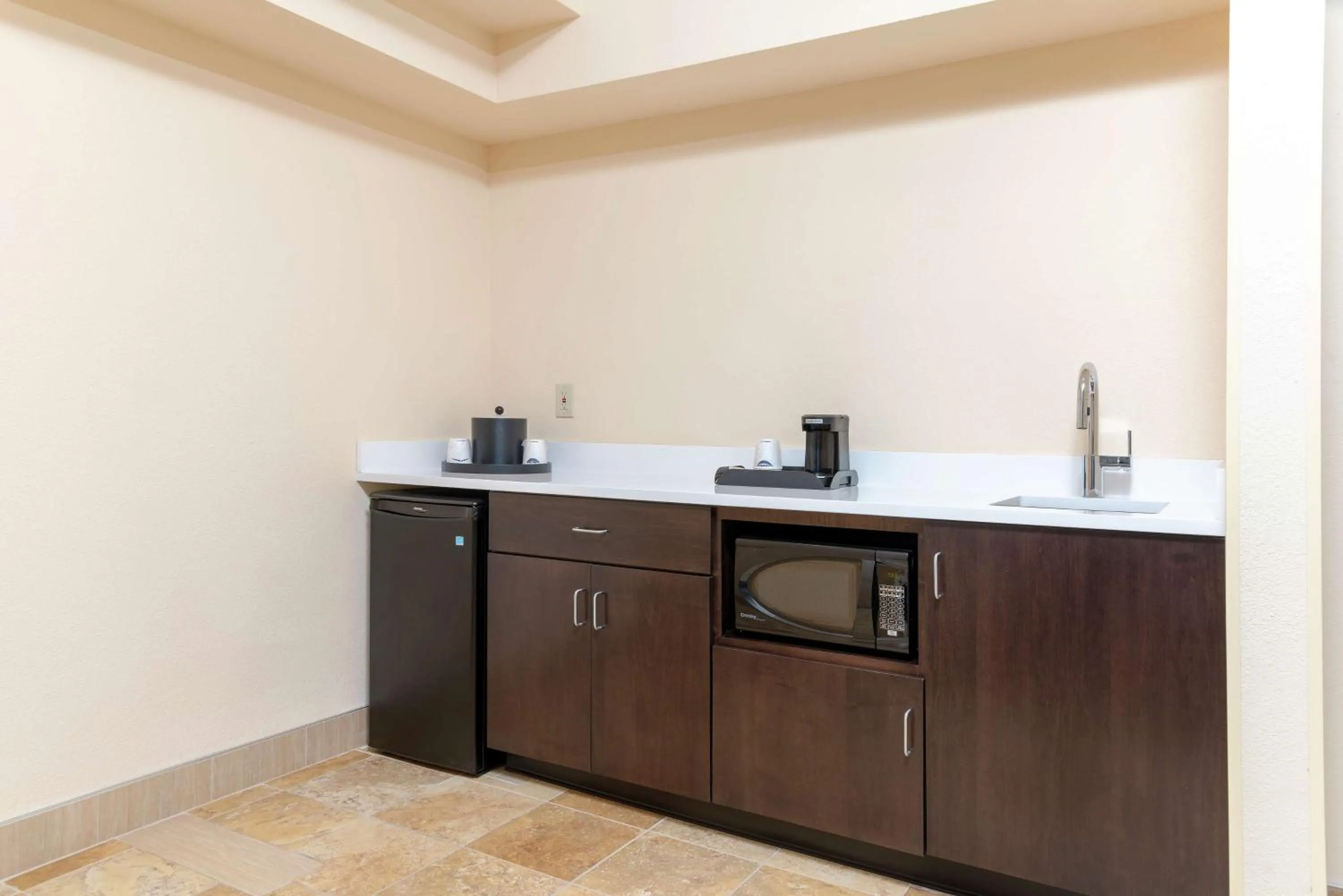 Kitchen or kitchenette in Hampton Inn & Suites Cleveland-Airport/Middleburg Heights