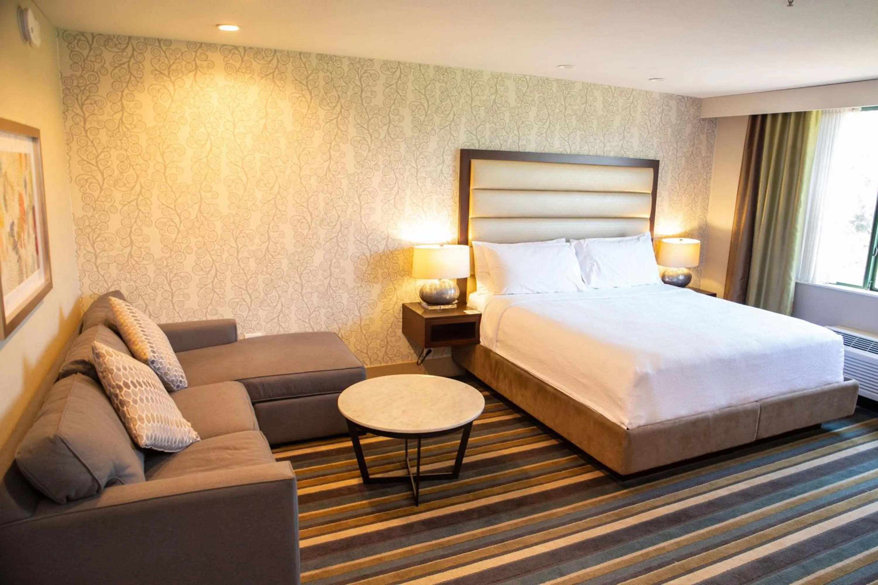 Living room, Bed in Hilton Garden Inn Montebello / Los Angeles