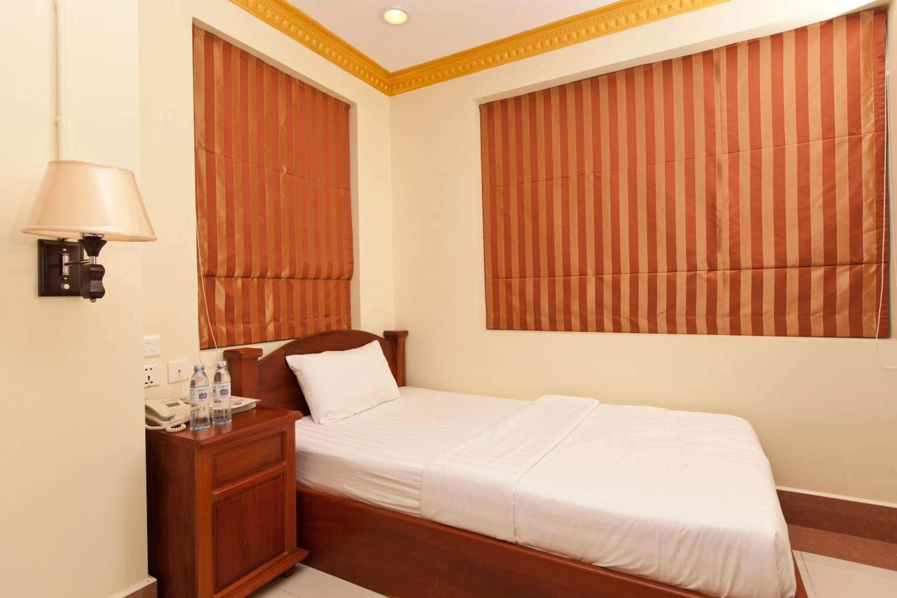 Bed in Golden House International Hotel