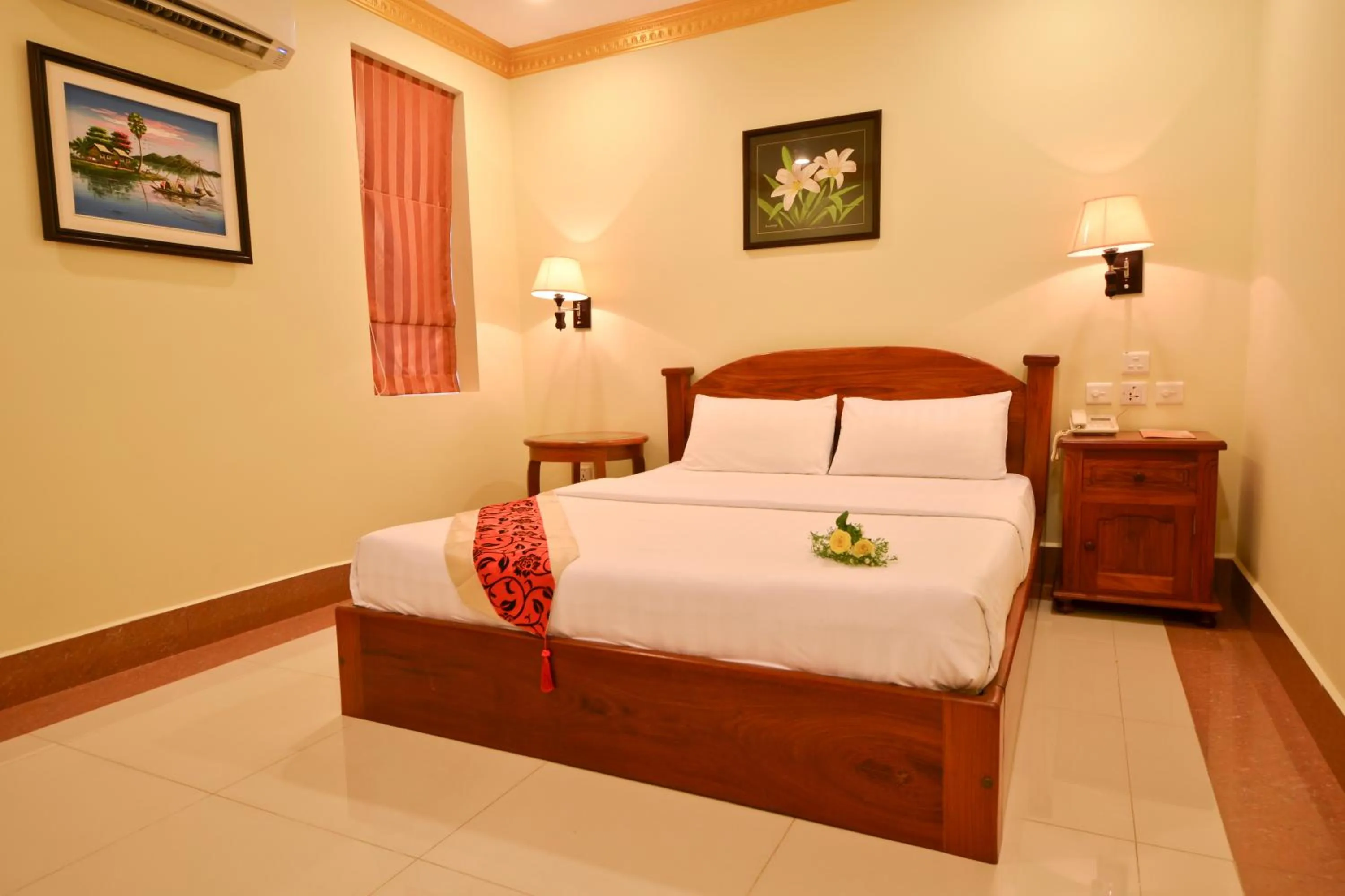 Bed in Golden House International Hotel