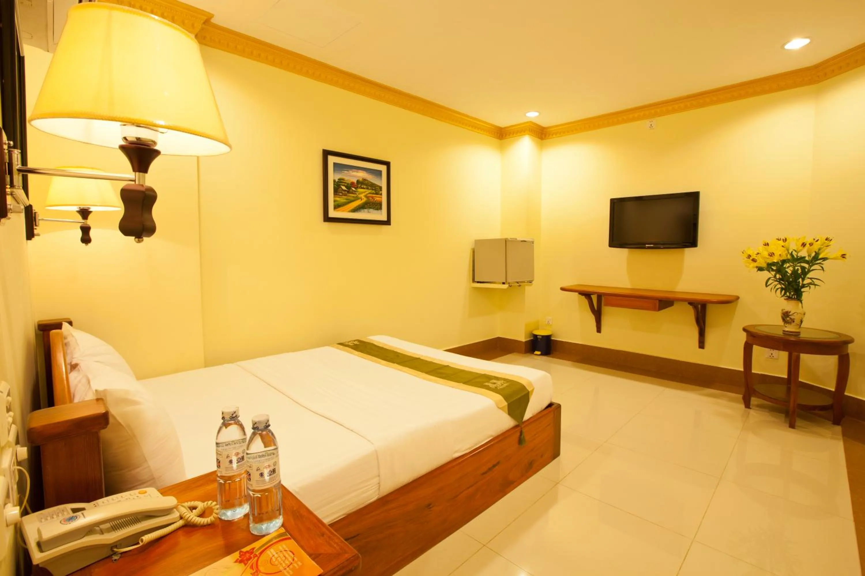 Bed in Golden House International Hotel