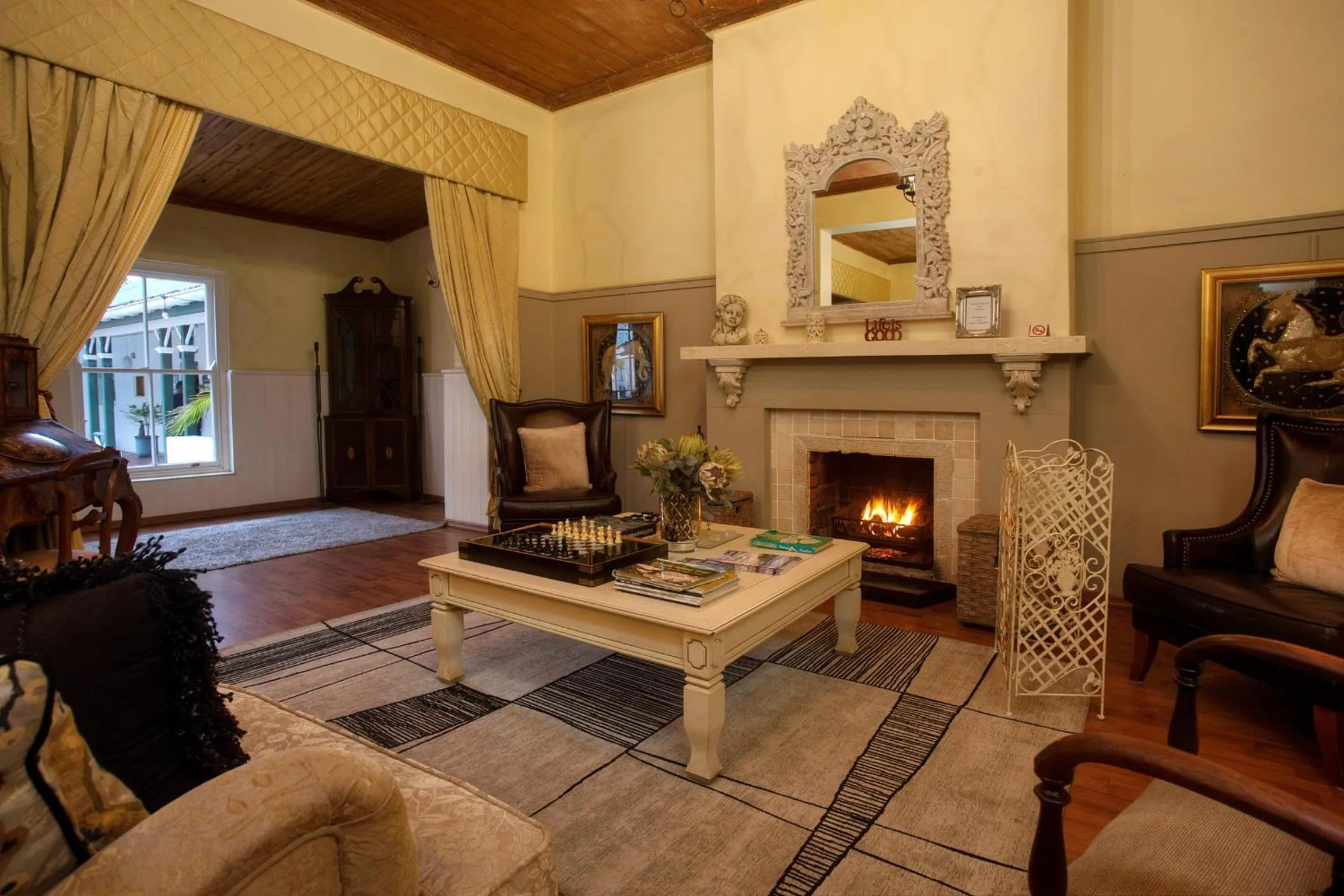 Communal lounge/ TV room in Tsitsikamma Village Inn