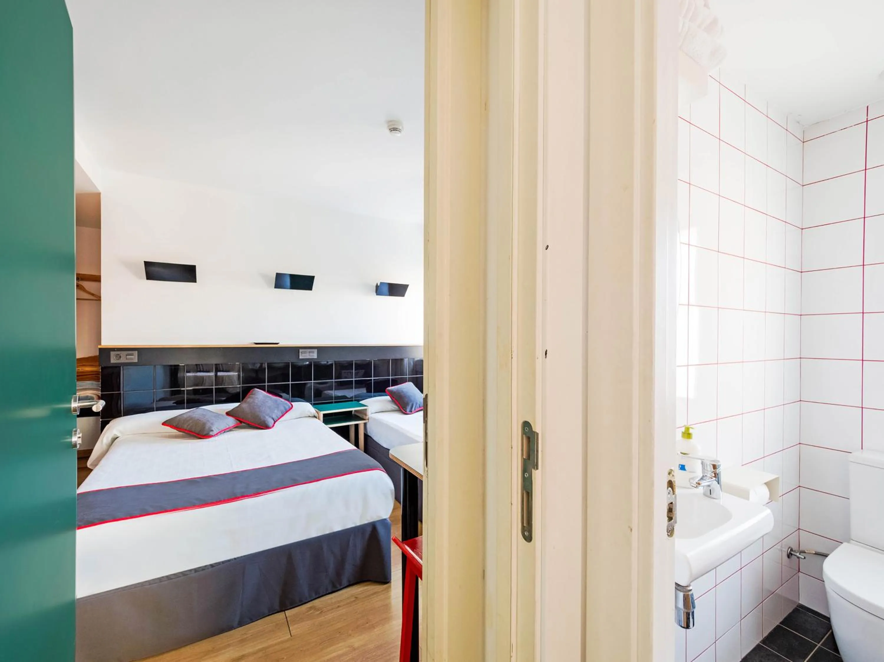 Bathroom, Bed in Hostal Athenas