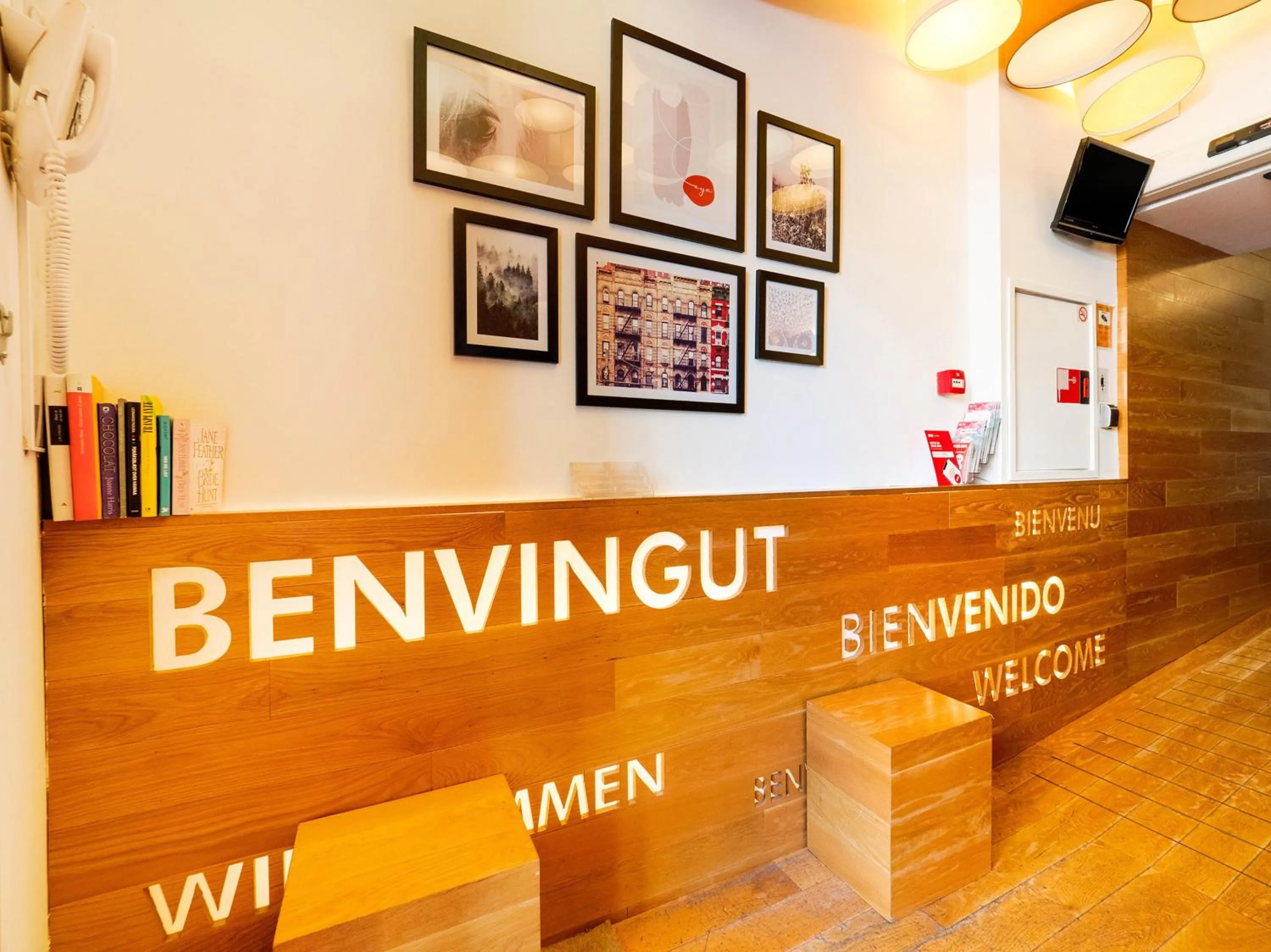 Lobby or reception in Hostal Athenas