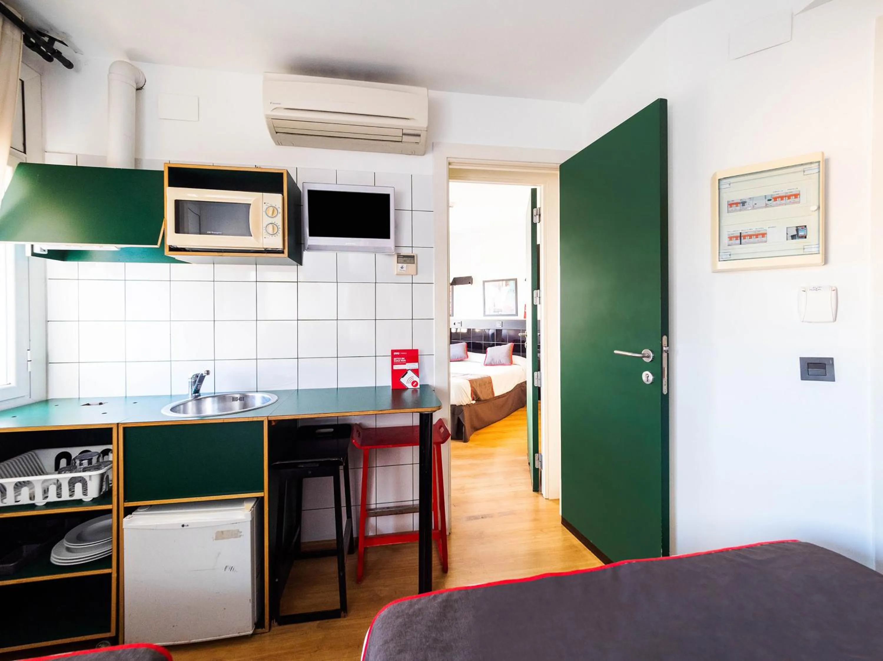 Kitchen or kitchenette in Hostal Athenas