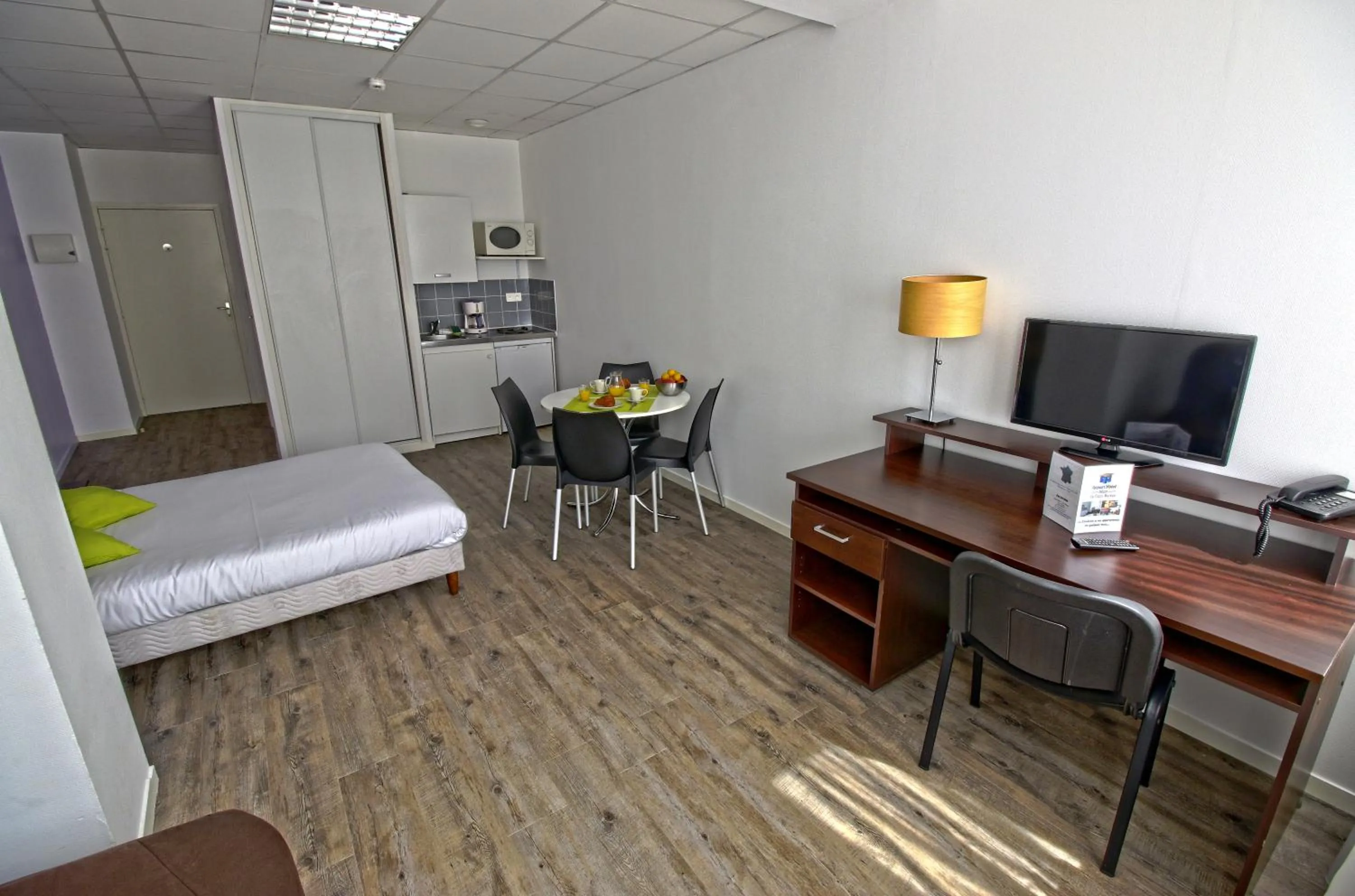 Photo of the whole room, Bed in KOSY Appart'Hôtels - Le Cours Moreau