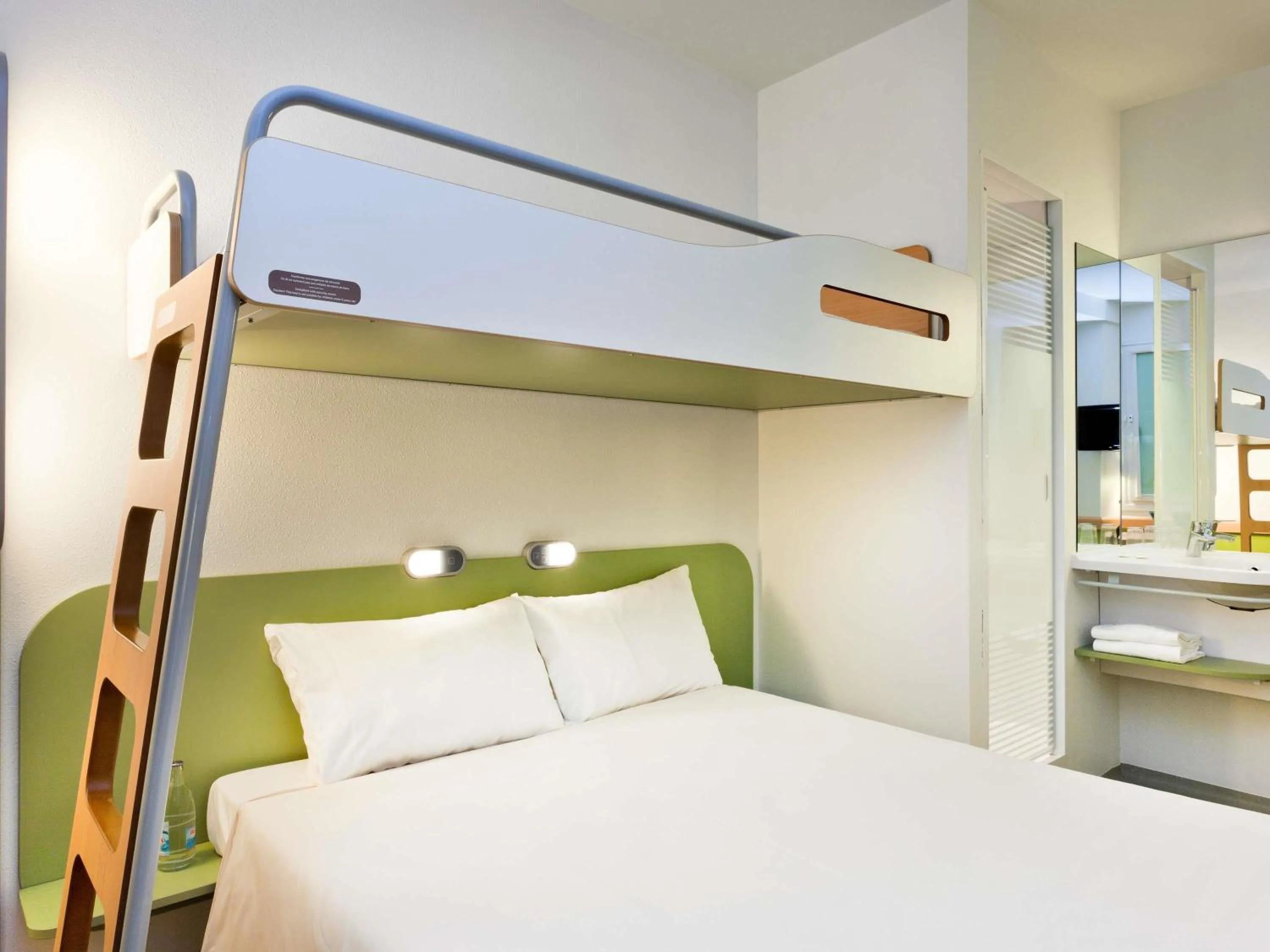 Bedroom, Bed in ibis budget Roye