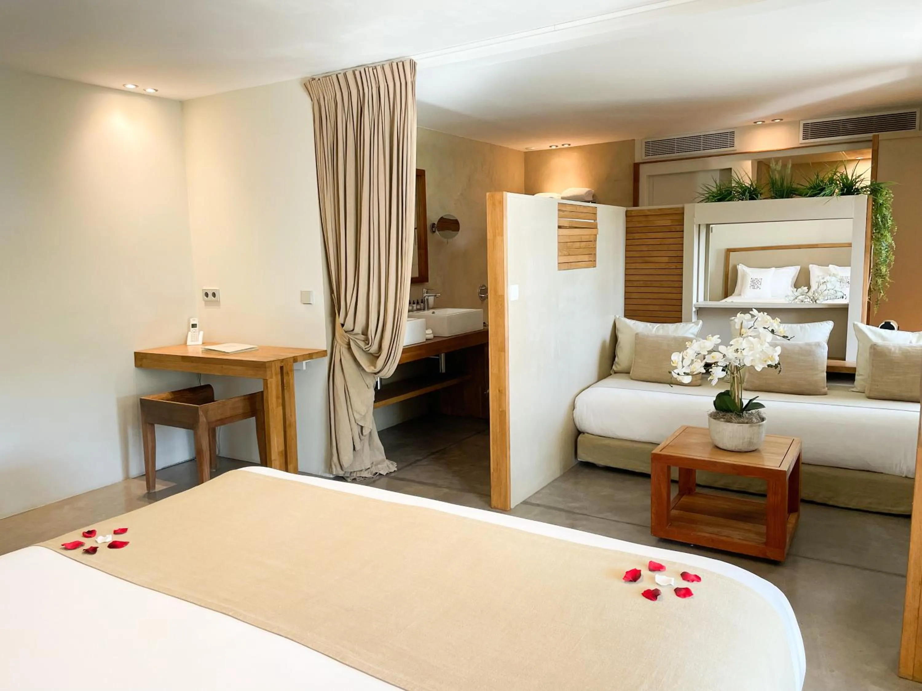 Photo of the whole room, Bed in Cannes Villa St Barth