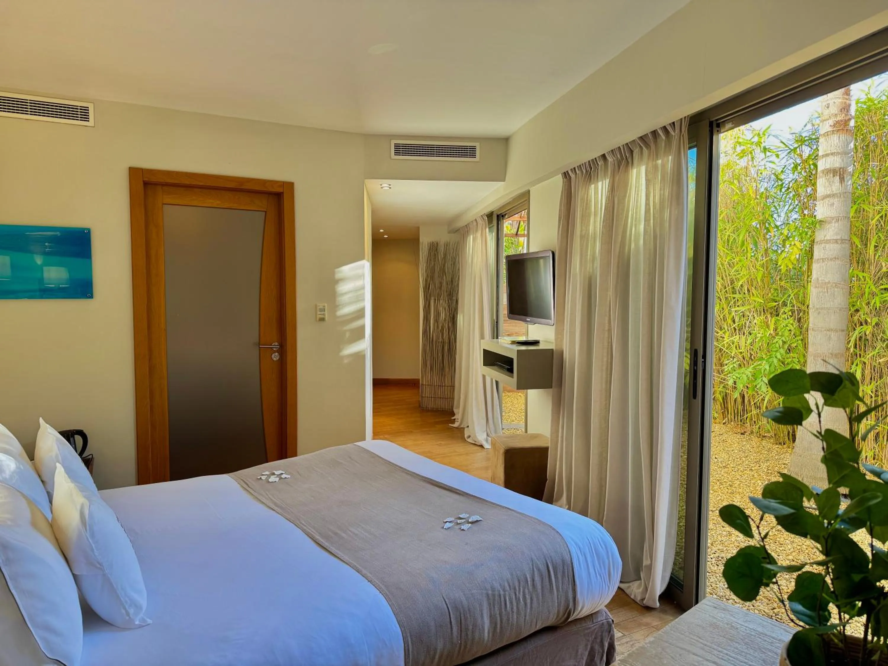 Bedroom, Bed in Cannes Villa St Barth