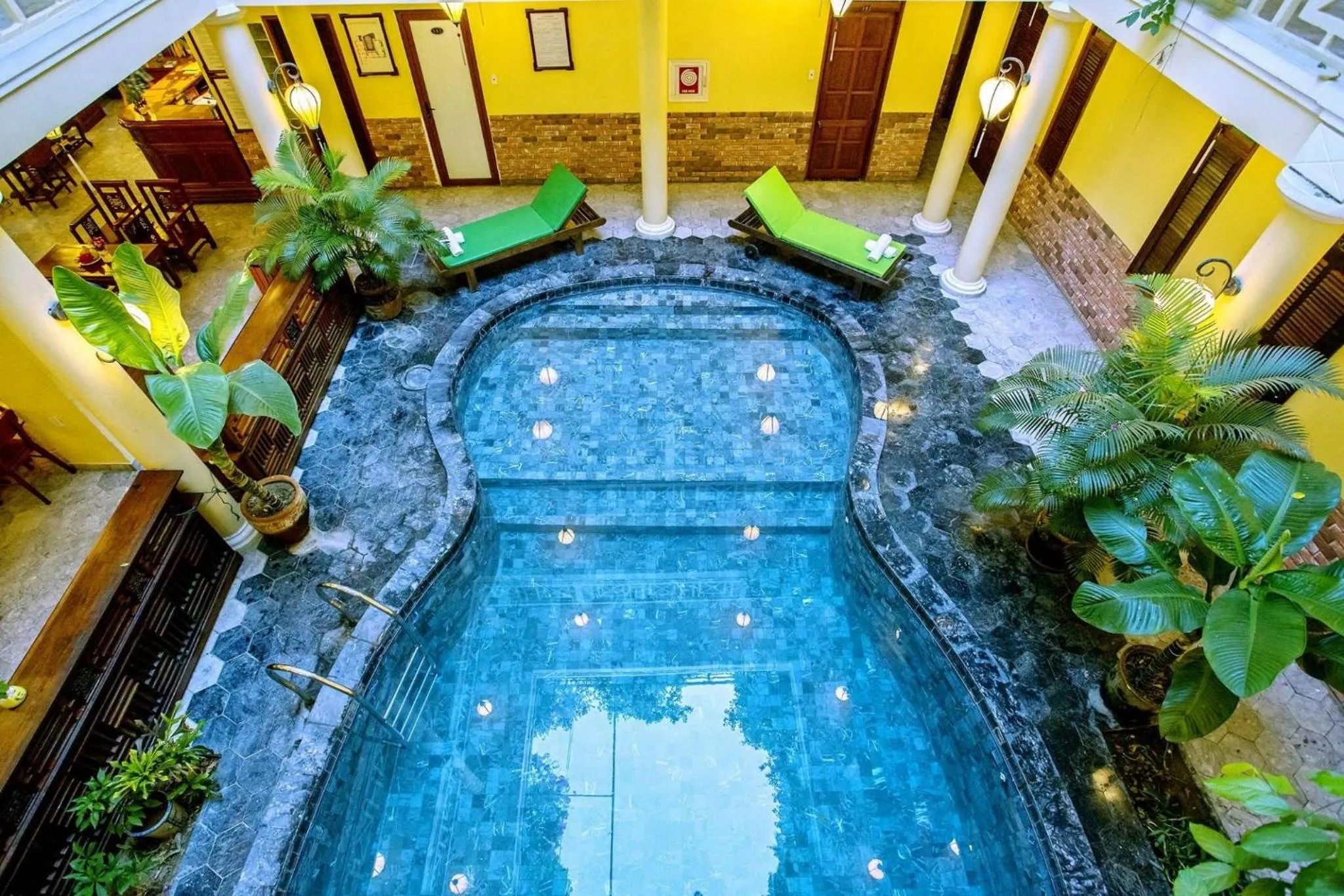 Swimming pool in Thanh Van 1 Hotel
