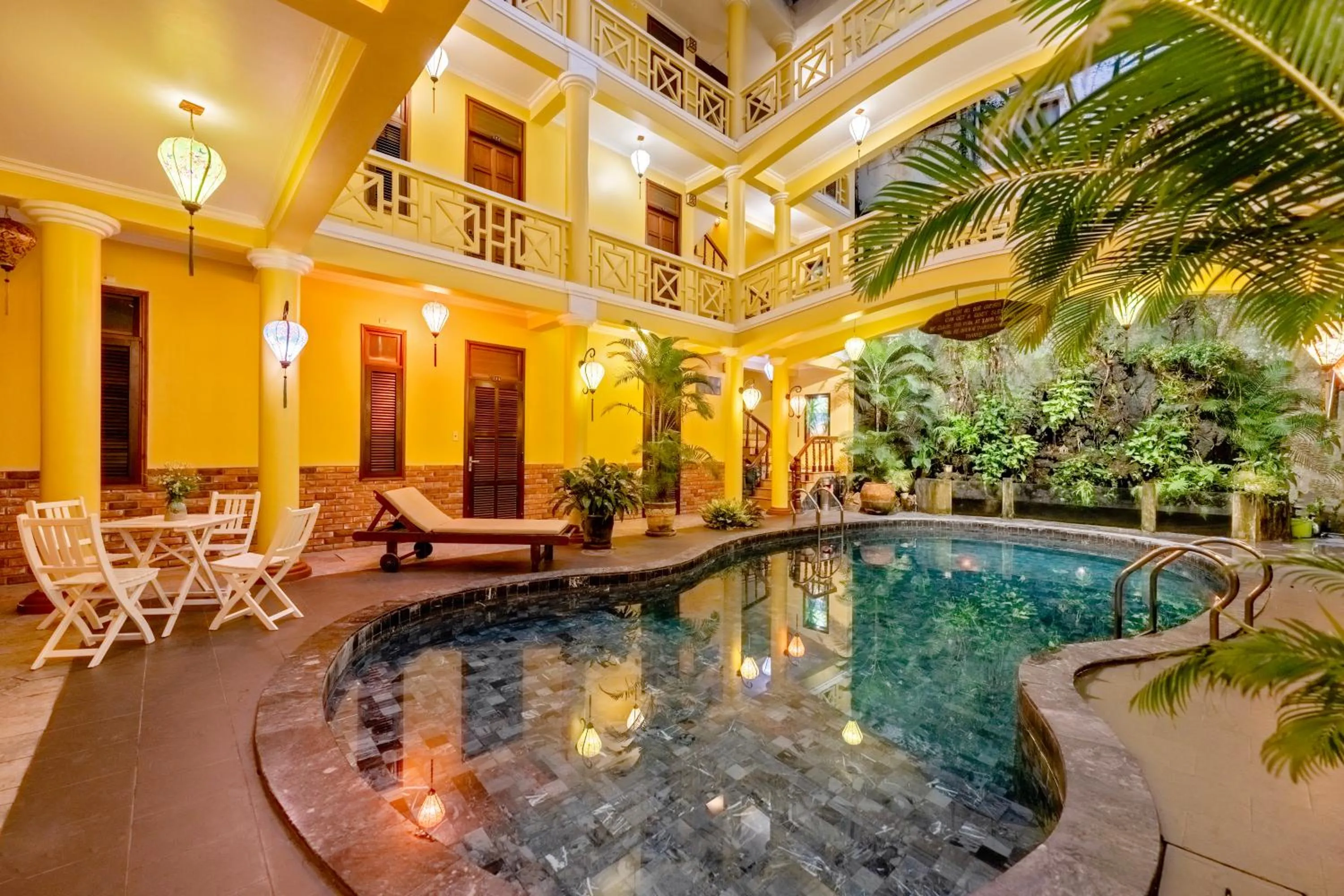 Swimming pool in Thanh Van 1 Hotel