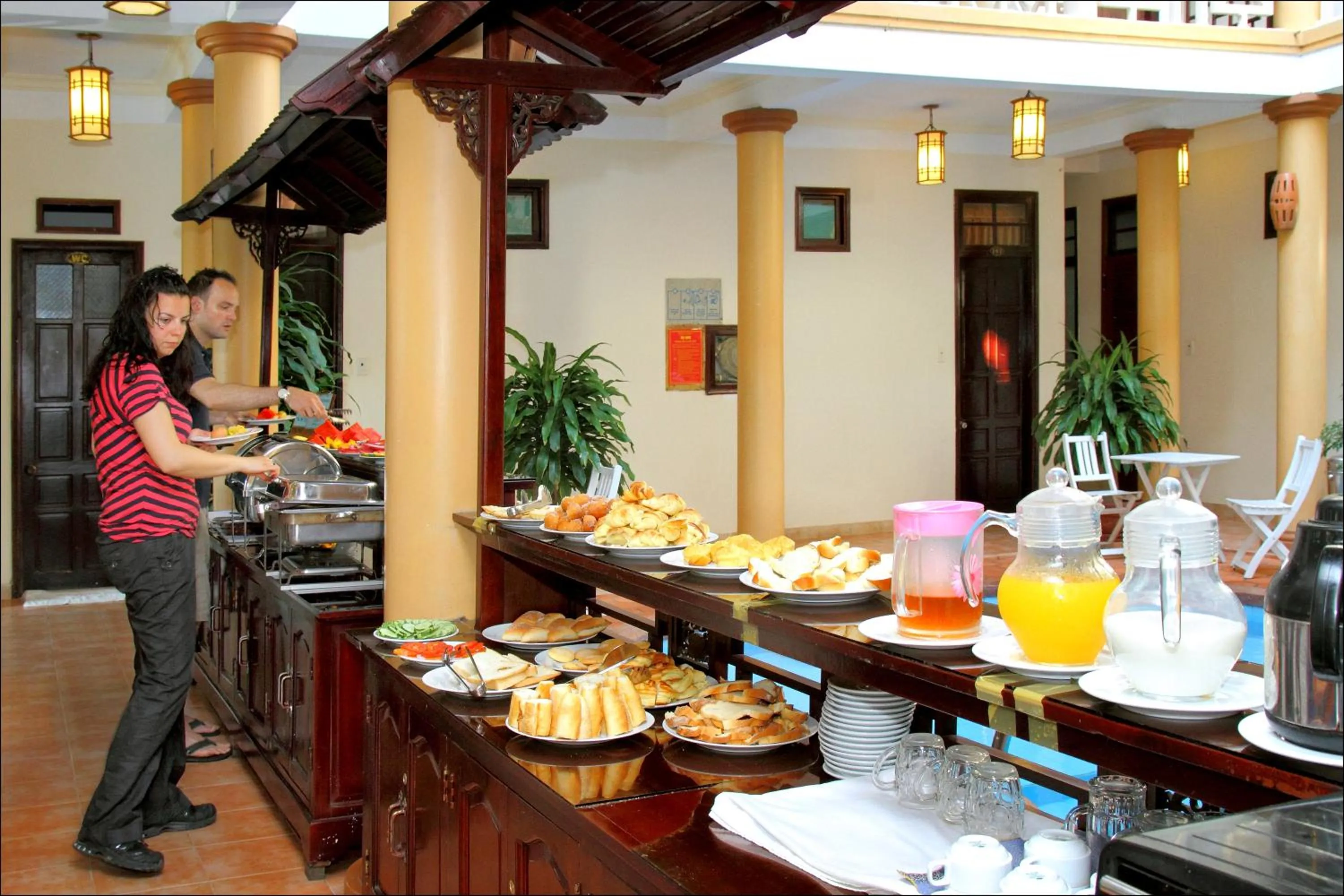 Dining area in Thanh Van 1 Hotel