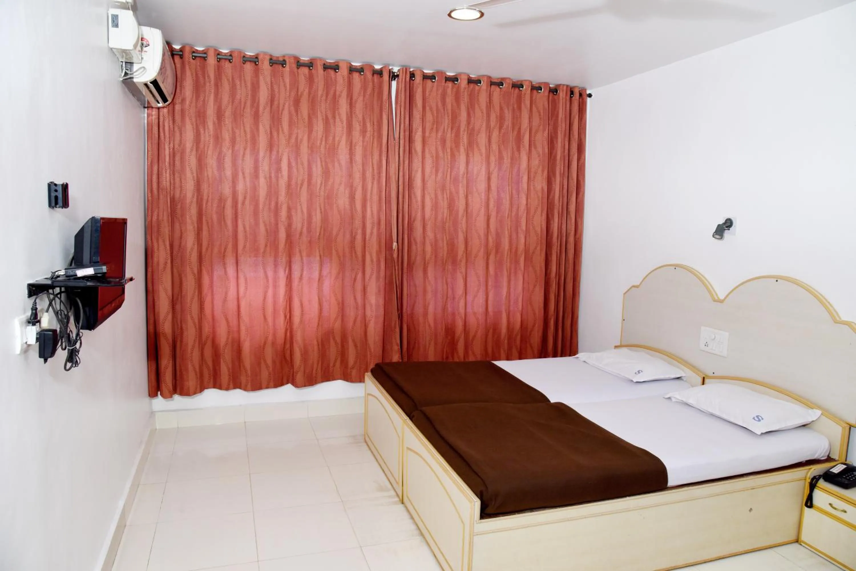 Bedroom, Bed in Hotel Sharada International