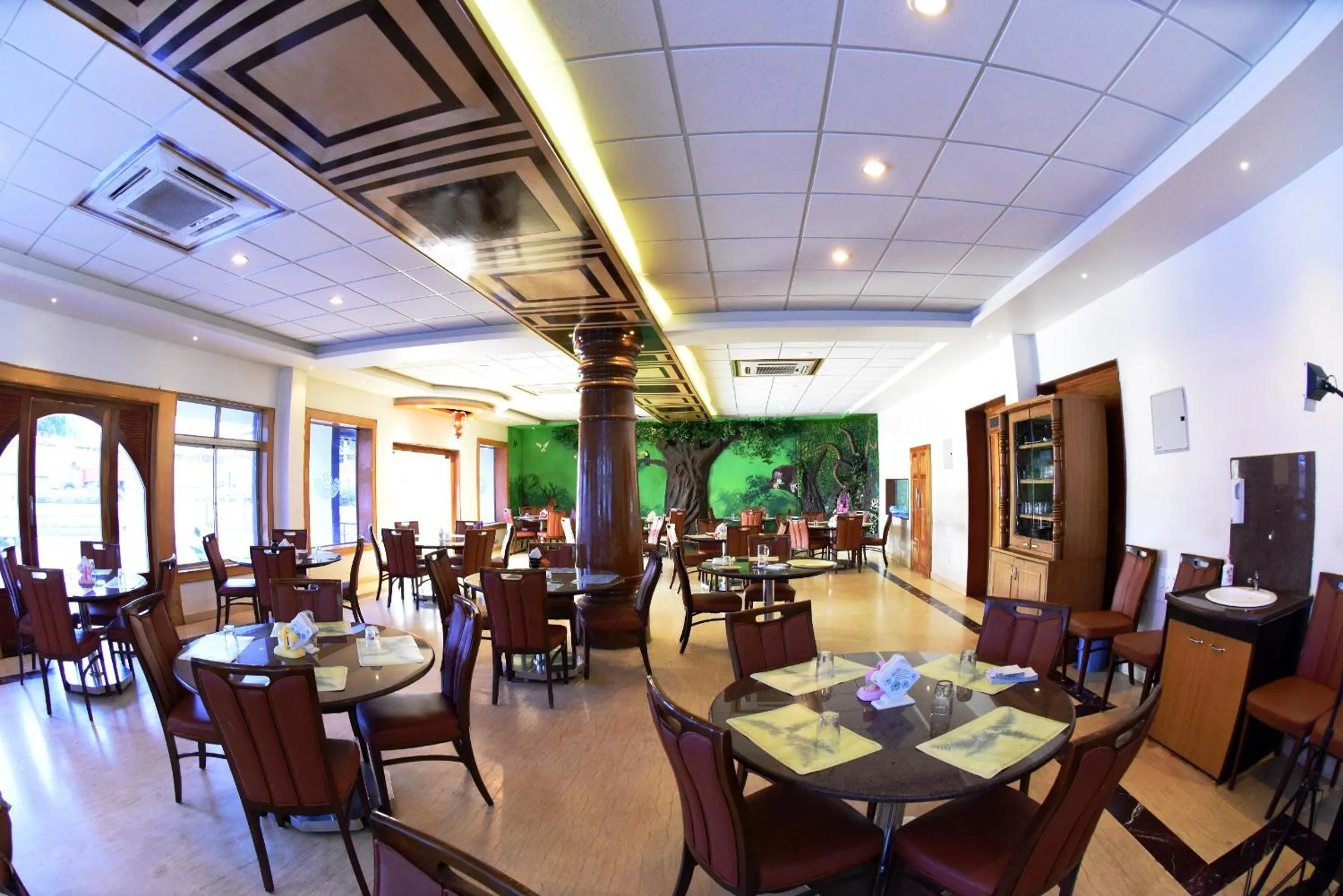 Restaurant/places to eat in Hotel Sharada International