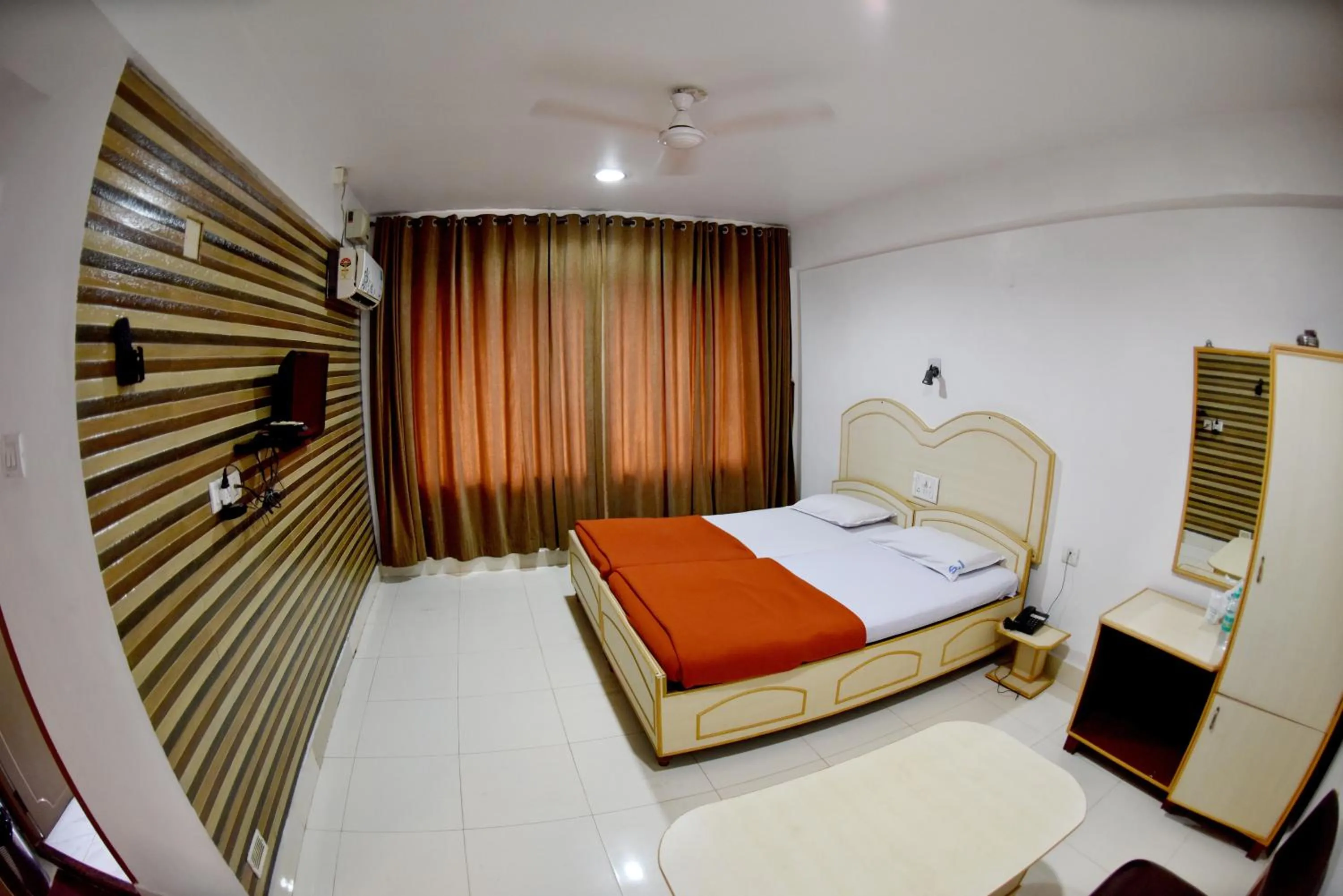 Bedroom, Bed in Hotel Sharada International