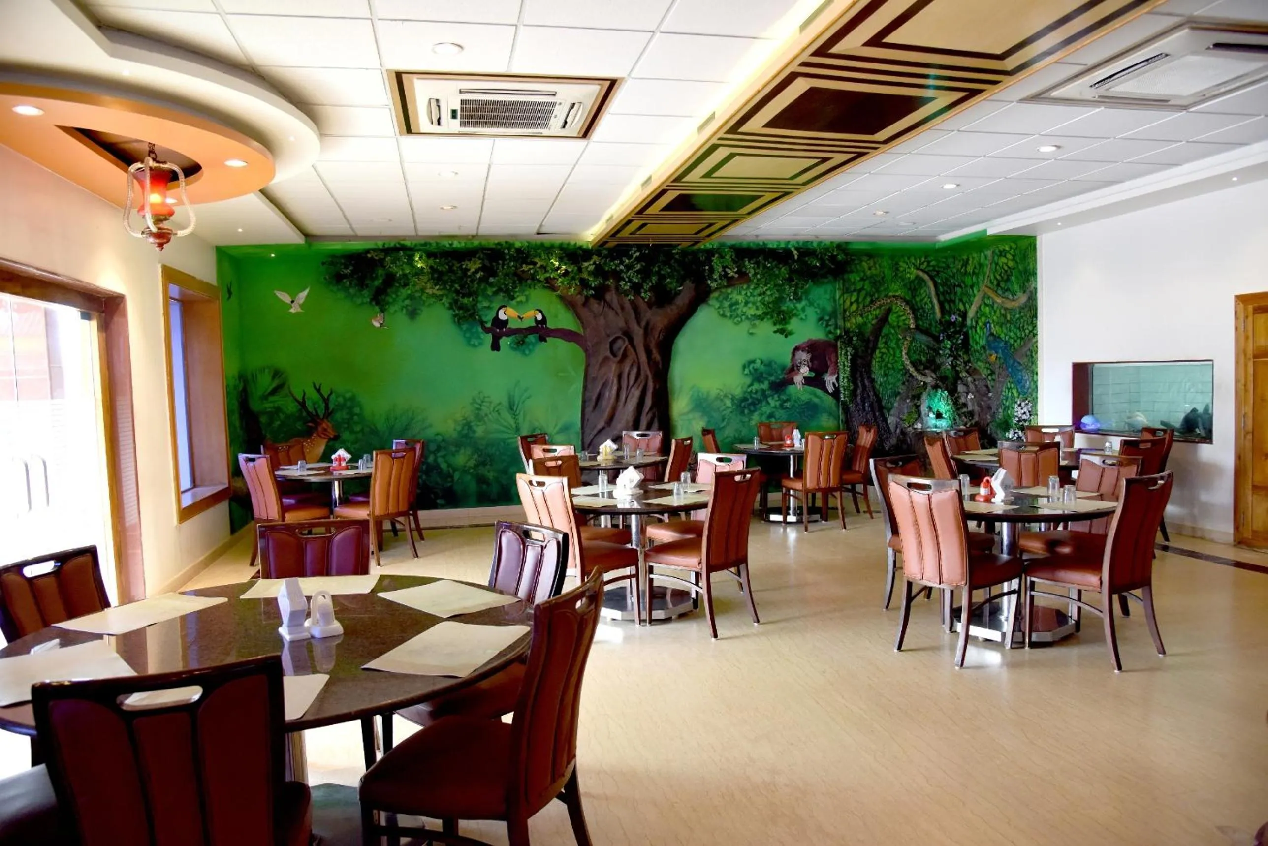 Restaurant/places to eat in Hotel Sharada International