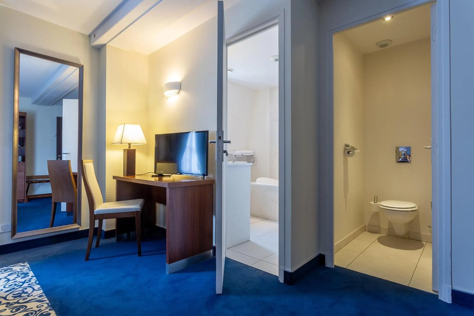 Toilet in Hôtel Restaurant Famille Bourgeois "La Cote des Monts Damnés"