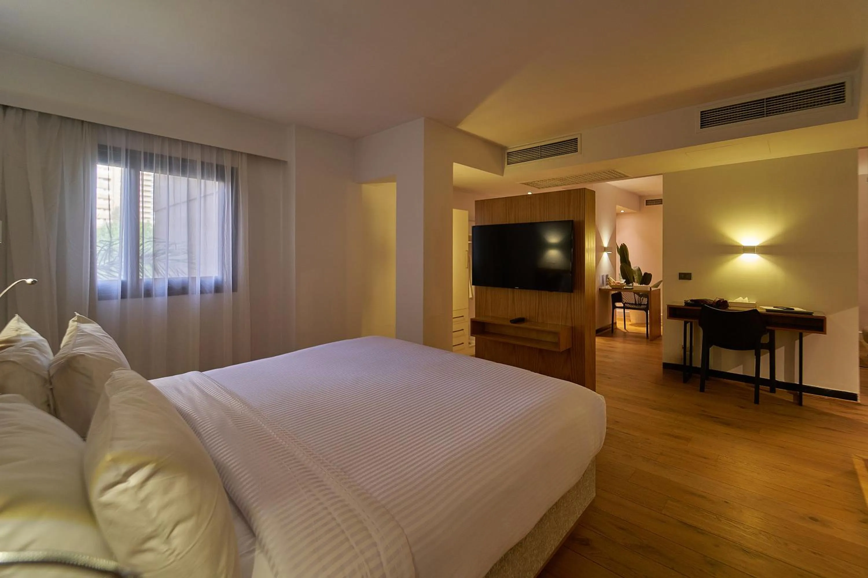 Photo of the whole room, Bed in New President Hotel Cairo